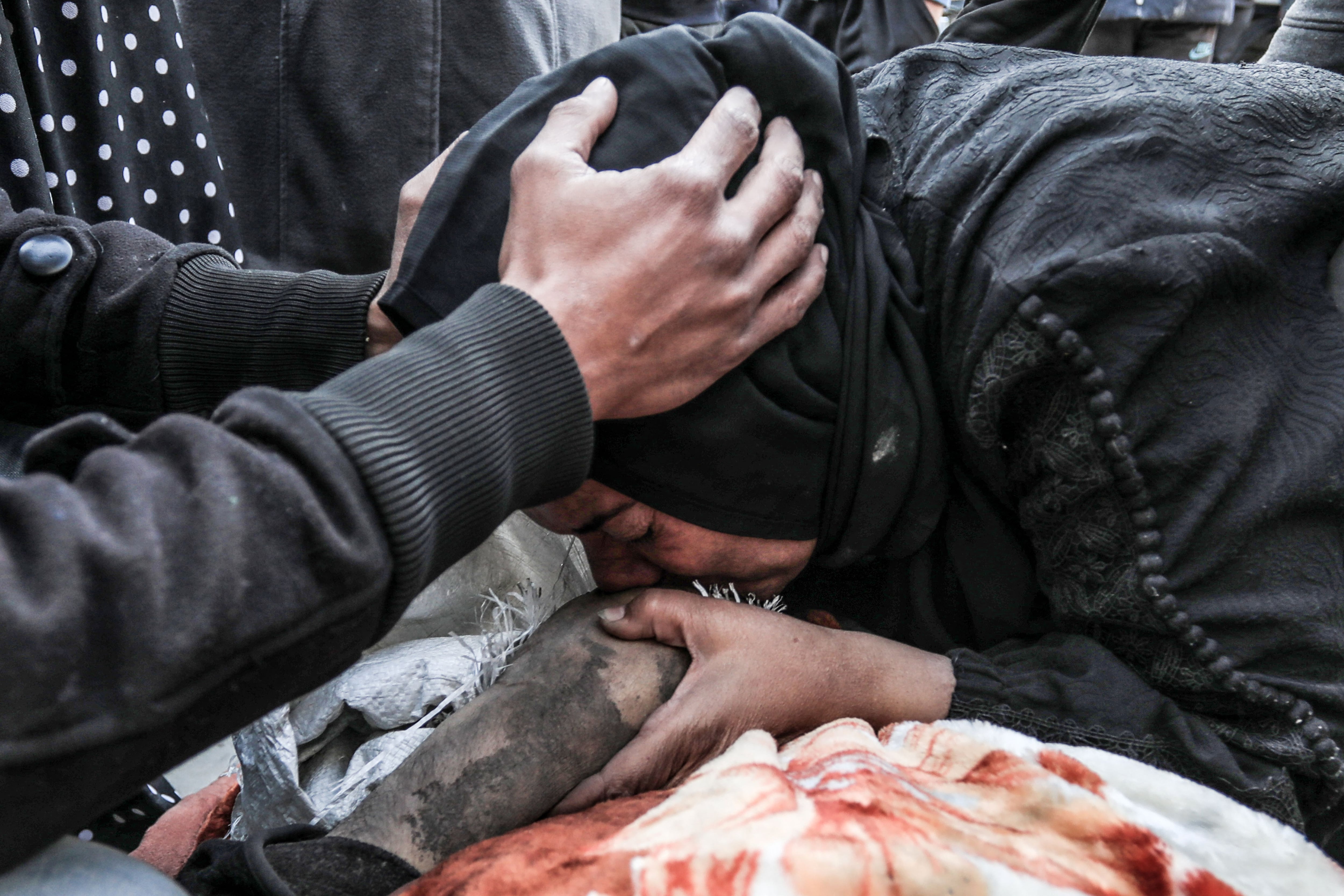 EDITORS NOTE: Graphic content / A woman mourns over the body of a loved one killed during overnight Israeli bombardment, at Al-Aqsa hospital in Deir al-Balah in central Gaza on March 2, 2024, amid ongoing battles between Israel and the Palestinian militant group Hamas. (Photo by AFP)