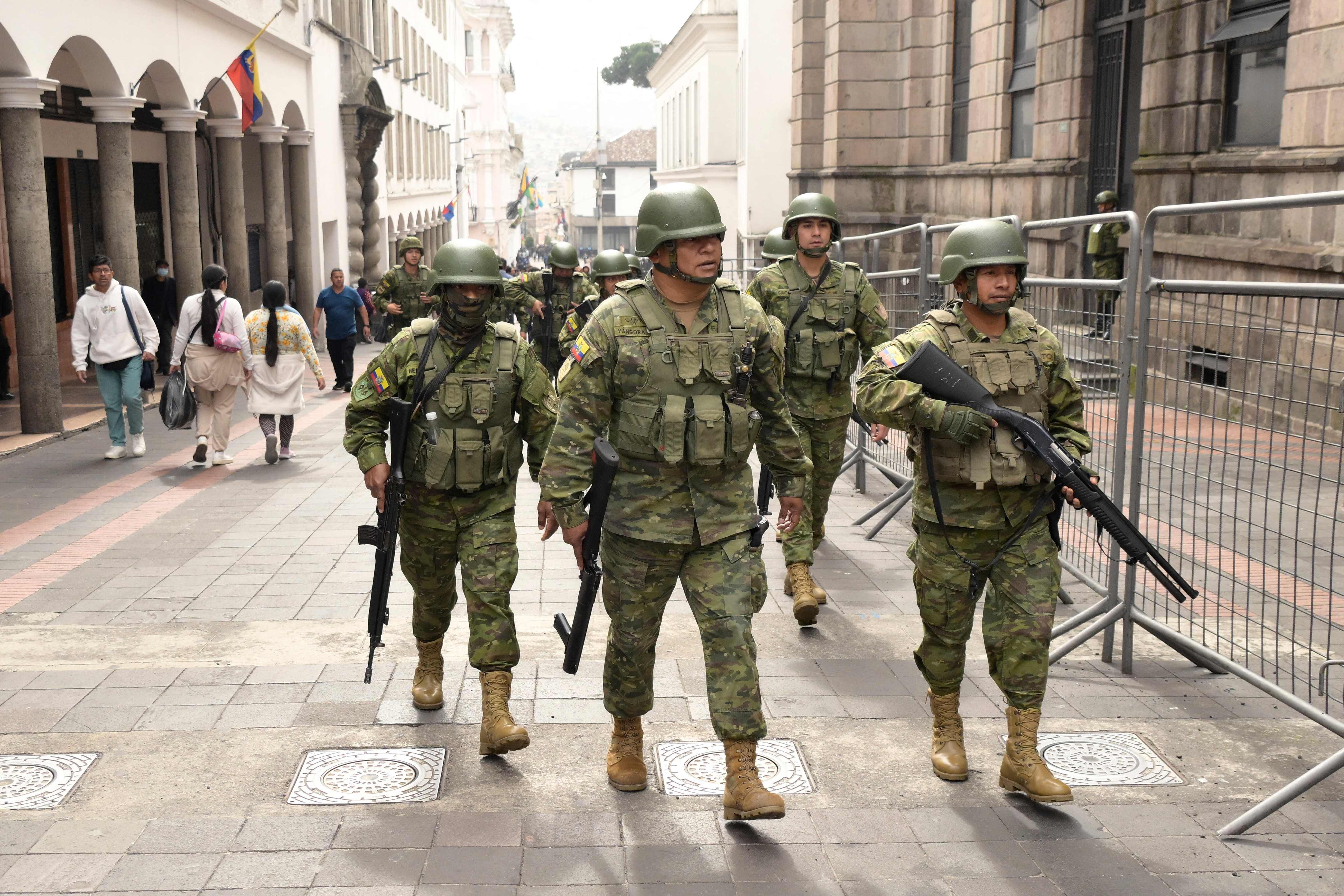 Soldados vigilan el centro de Quito, la capital de Ecuador, este martes 9 de enero. 