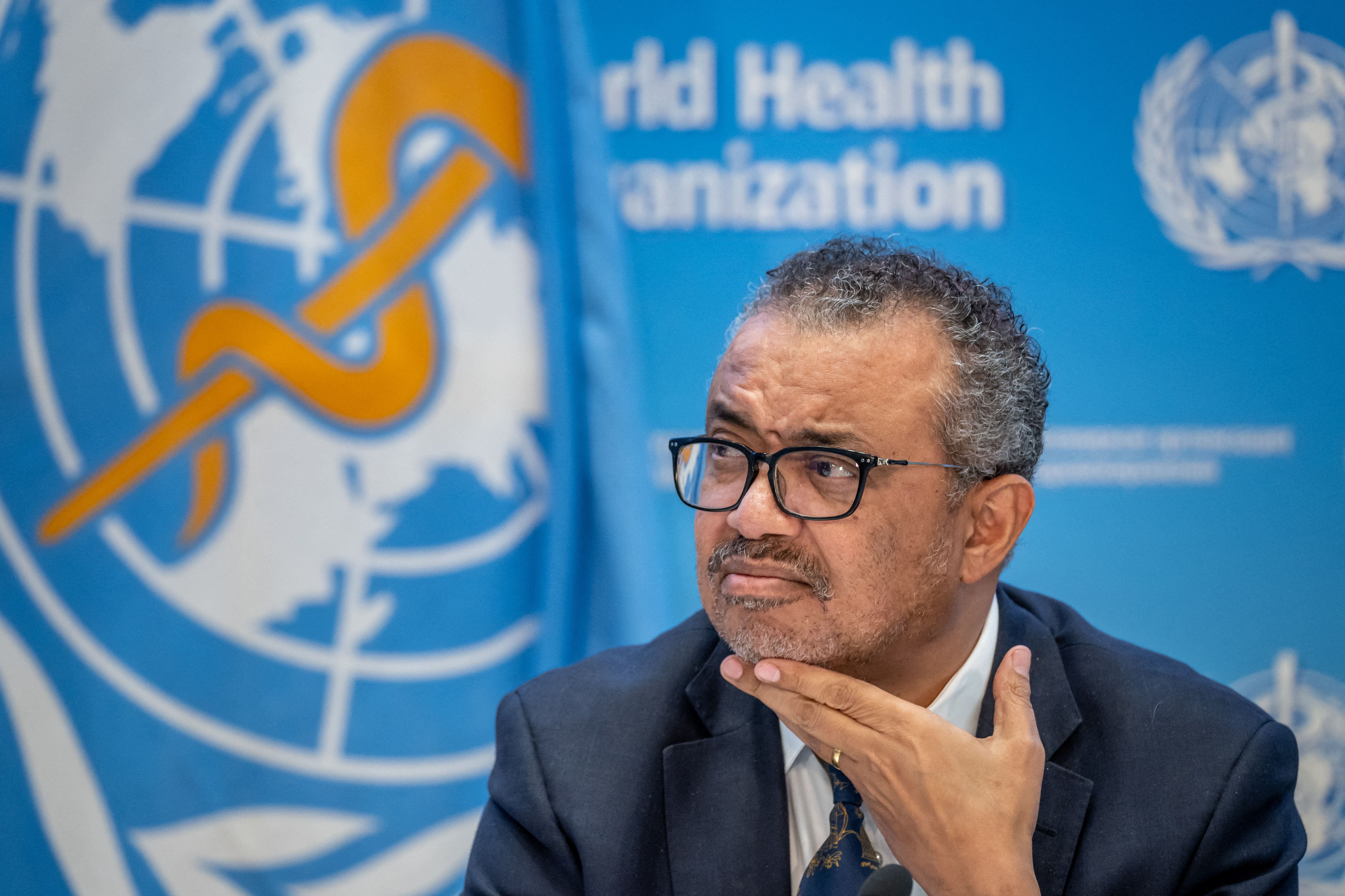 El director general de la OMS, Tedros Adhanom Ghebreyesus, gesticula durante una conferencia de prensa en la sede de la Organización Mundial de la Salud en Ginebra, el 14 de diciembre de 2022.
