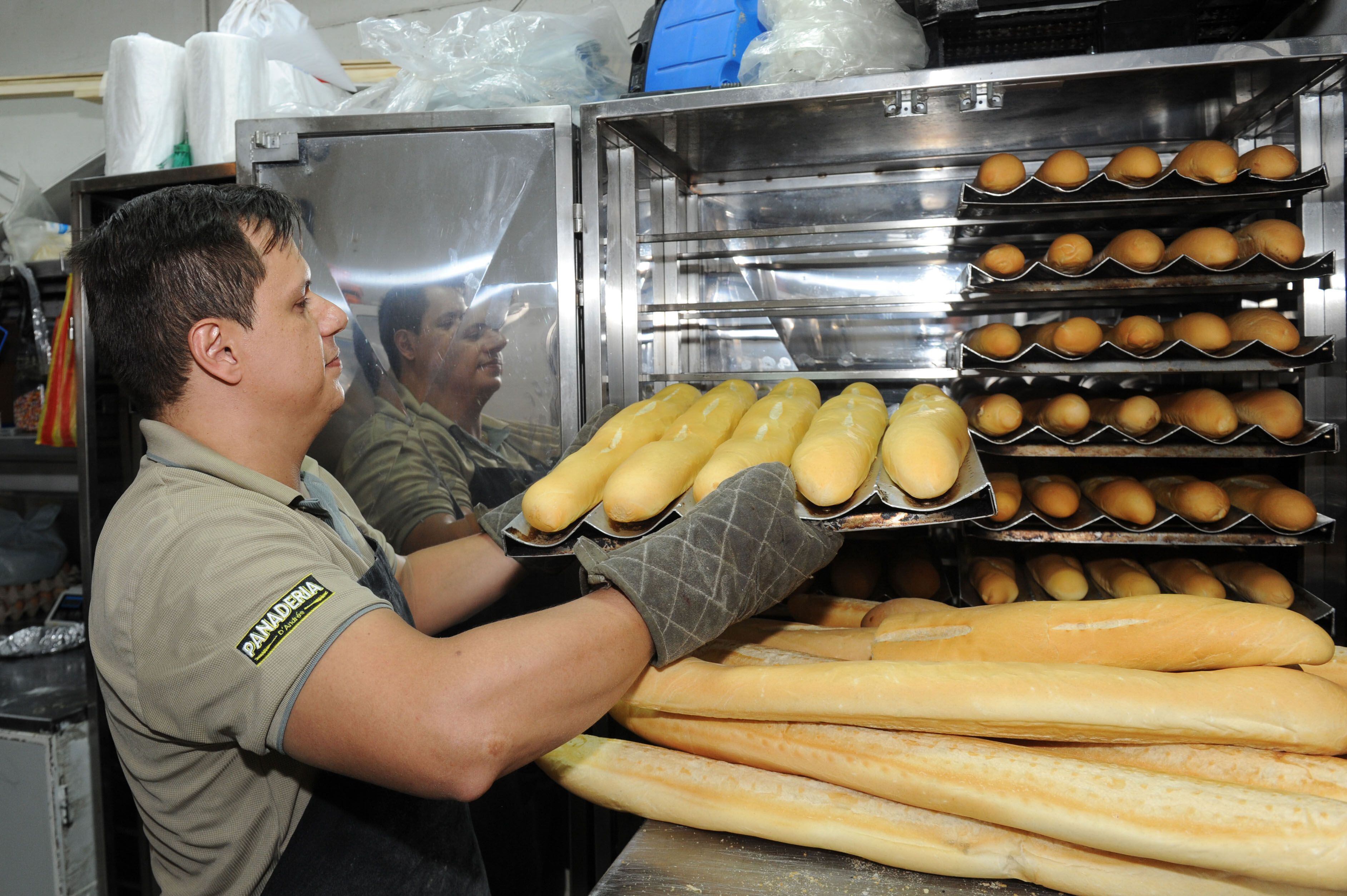 Andrés Murillo, panadero y dueño de la panadería D'Andrés, en Coronado, expresó con angustia que los cortes de luz afectarán directamente el negocio.