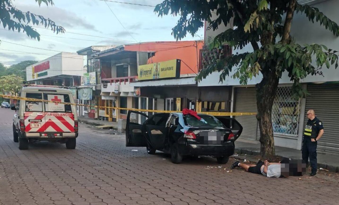 Dos de los supuestos asaltantes del Megasúper de Las Juntas fueron arrestados, la mañana de este lunes, cuando intentaron huir abordo de un vehículo. Foto: 