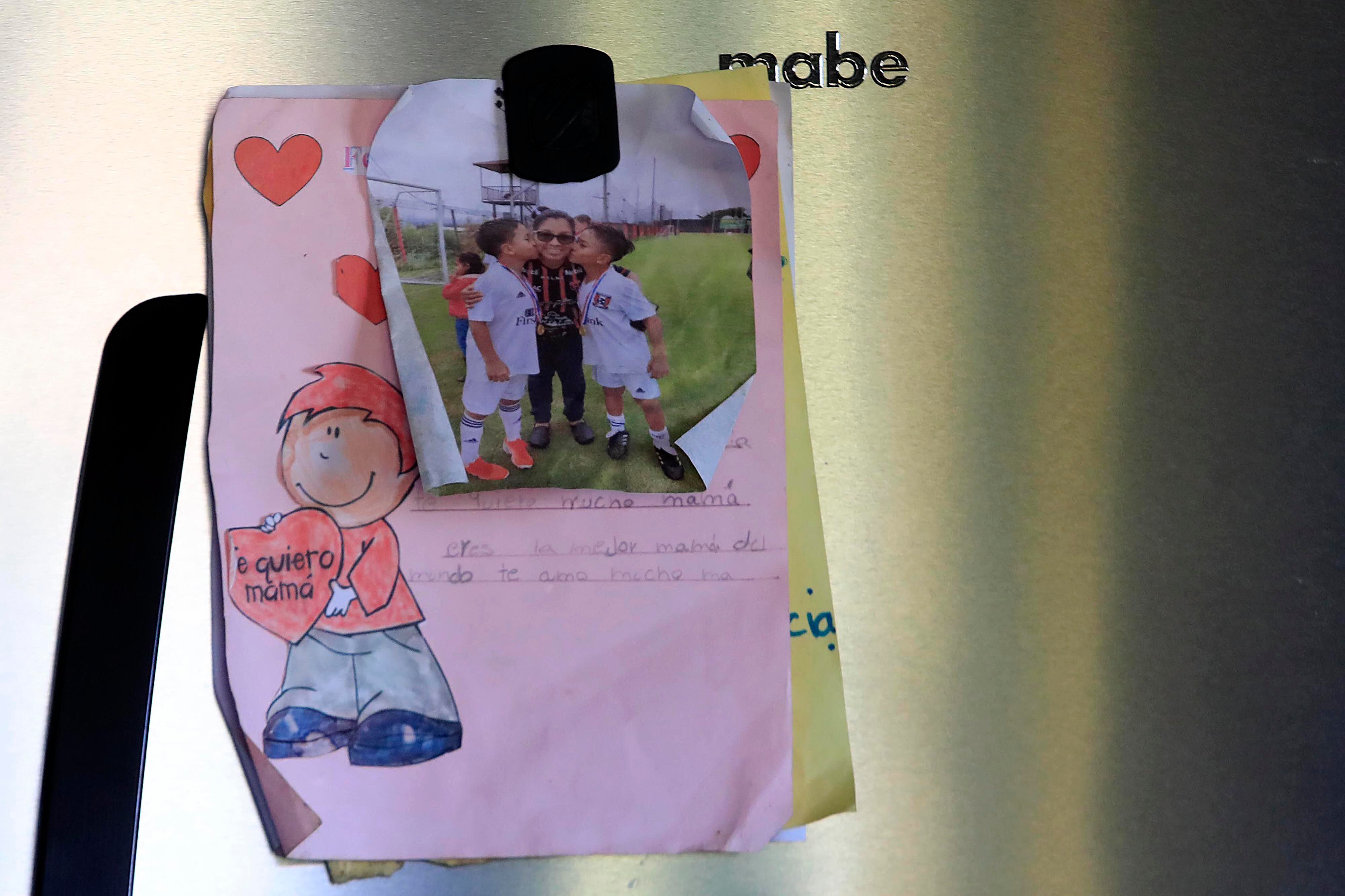 En el refrigerador de la casa, los gemelos tienen una foto con su madre y algunas cartas que le hicieron por el Día de la Madre. 