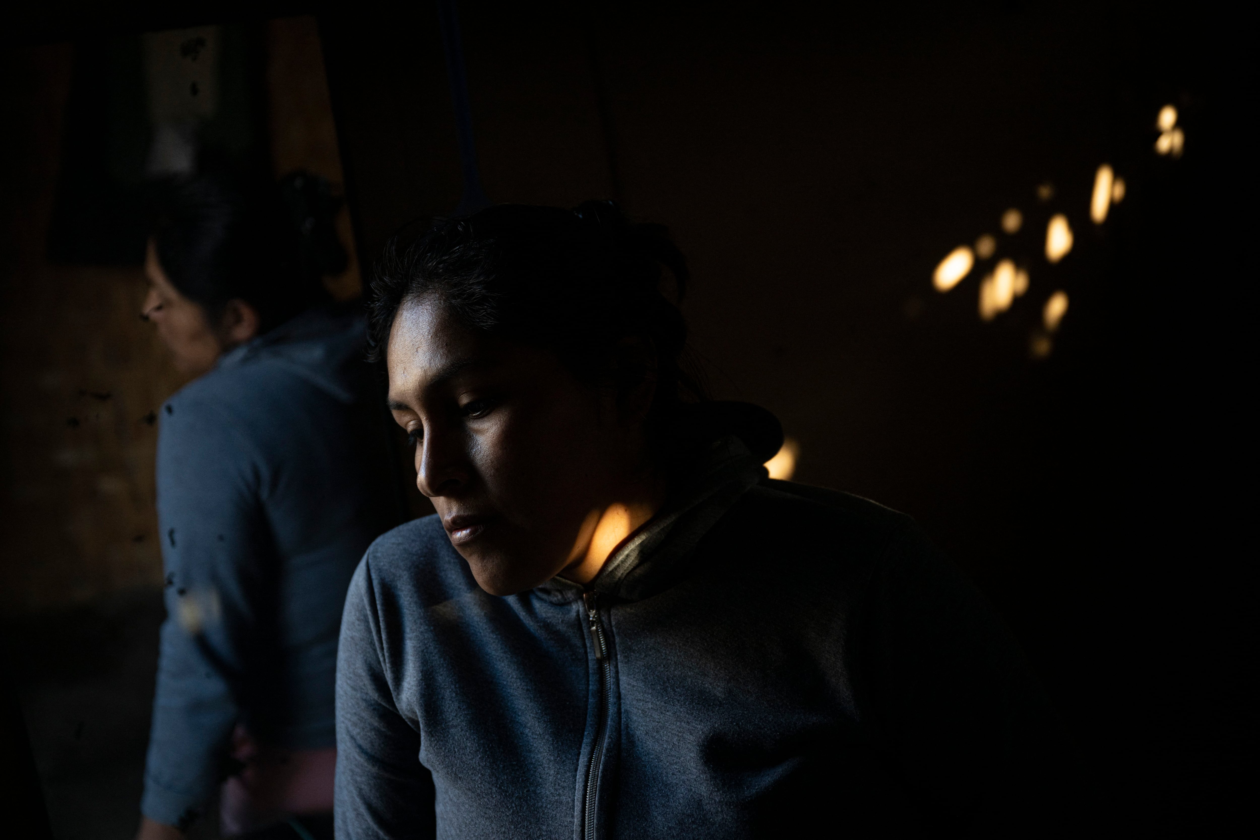 Mireya Minaya, de 32 años, en su casa en Huarmey, departamento de Anchash, al norte de Perú, donde las autoridades sanitarias detectaron 120 casos de residentes con altas cantidades de arsénico, entre 140 pruebas realizadas el año pasado, según el Ministerio de Salud.