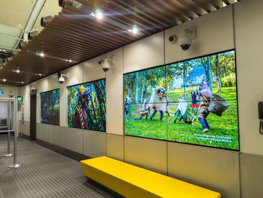 Las terminales 1 y 2 del Aeropuerto Toronto Pearson son las que más pasajeros reciben. Los recibirá una exposición de inmensas fotografías con las bellezas más emblemáticas de Costa Rica.