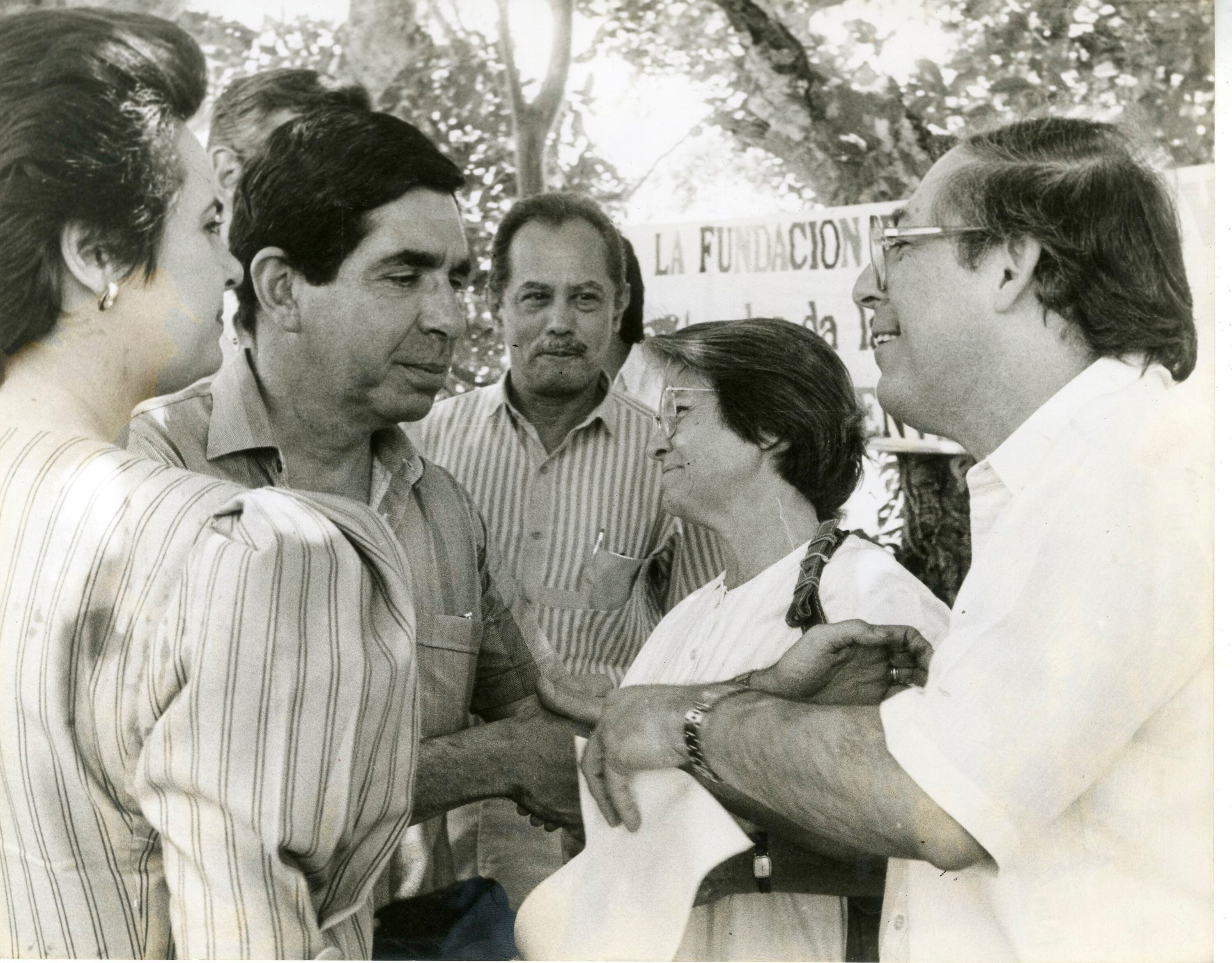 Durante la primera administración de Óscar Arias Sánchez, la inauguración de un proyecto en Orotina reunió al mandatario de ese momento, a su entonces esposa, Margarita Penón, así como a Eduardo Lizano y Teresa Di Mare.