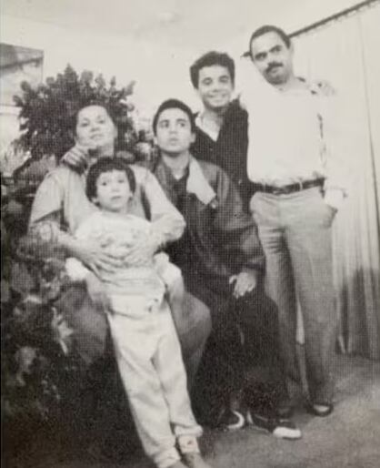 Griselda Blanco con sus hijos Dixon, Uber y Osvaldo, junto a un hombre no identificado.