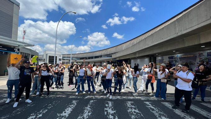 Pasajeros y empleados de la aerolínea colombiana Viva Air, protestan a las afueras del aeropuerto de Antioquia, Colombia, debido al paro de operaciones que anunció la empresa. FOTO: Diario El Tiempo