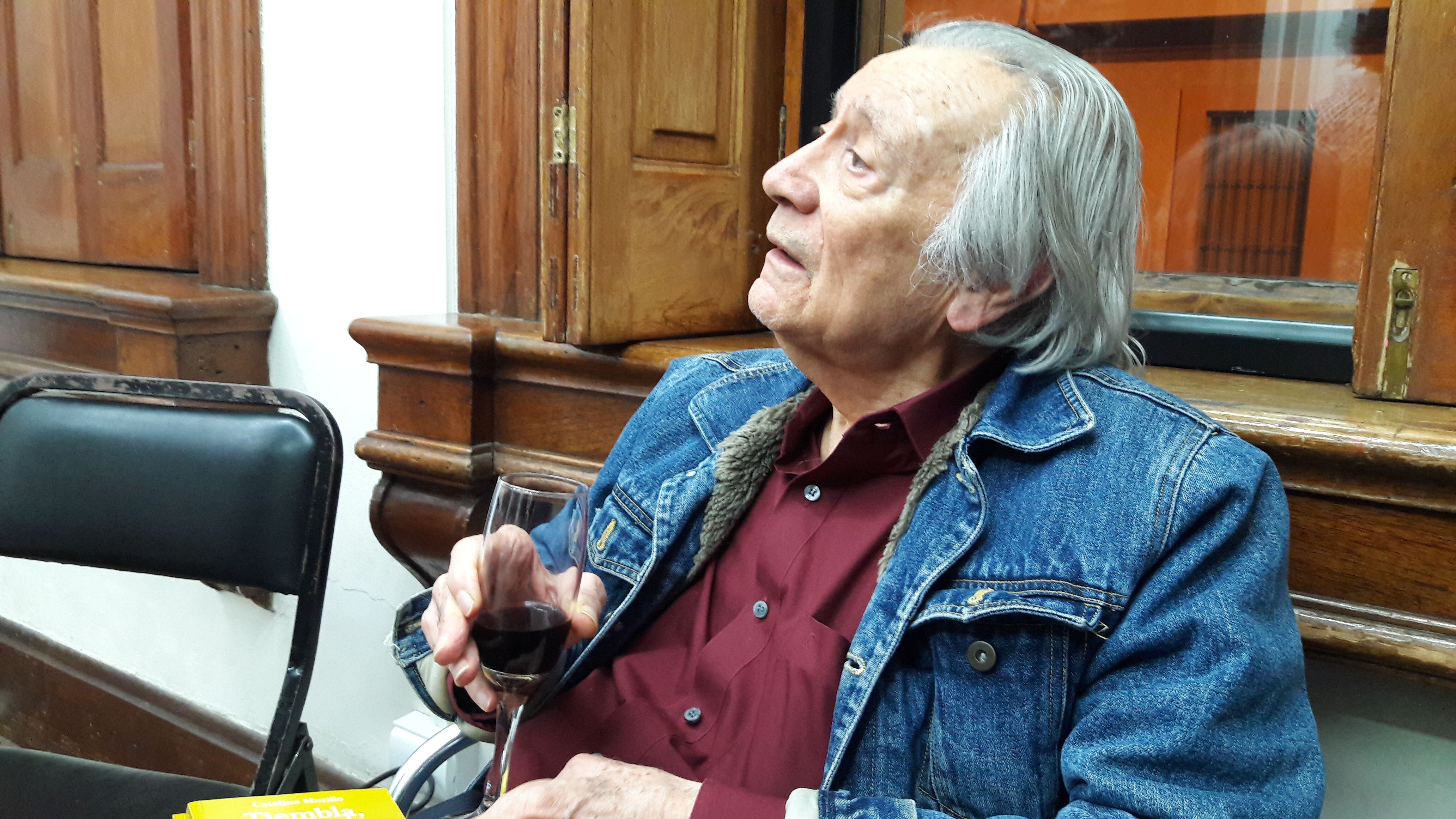 Sergio Román, en 2019, durante un convivio literario en la Alianza Francesa de San José. Foto: Tobías Ovares.