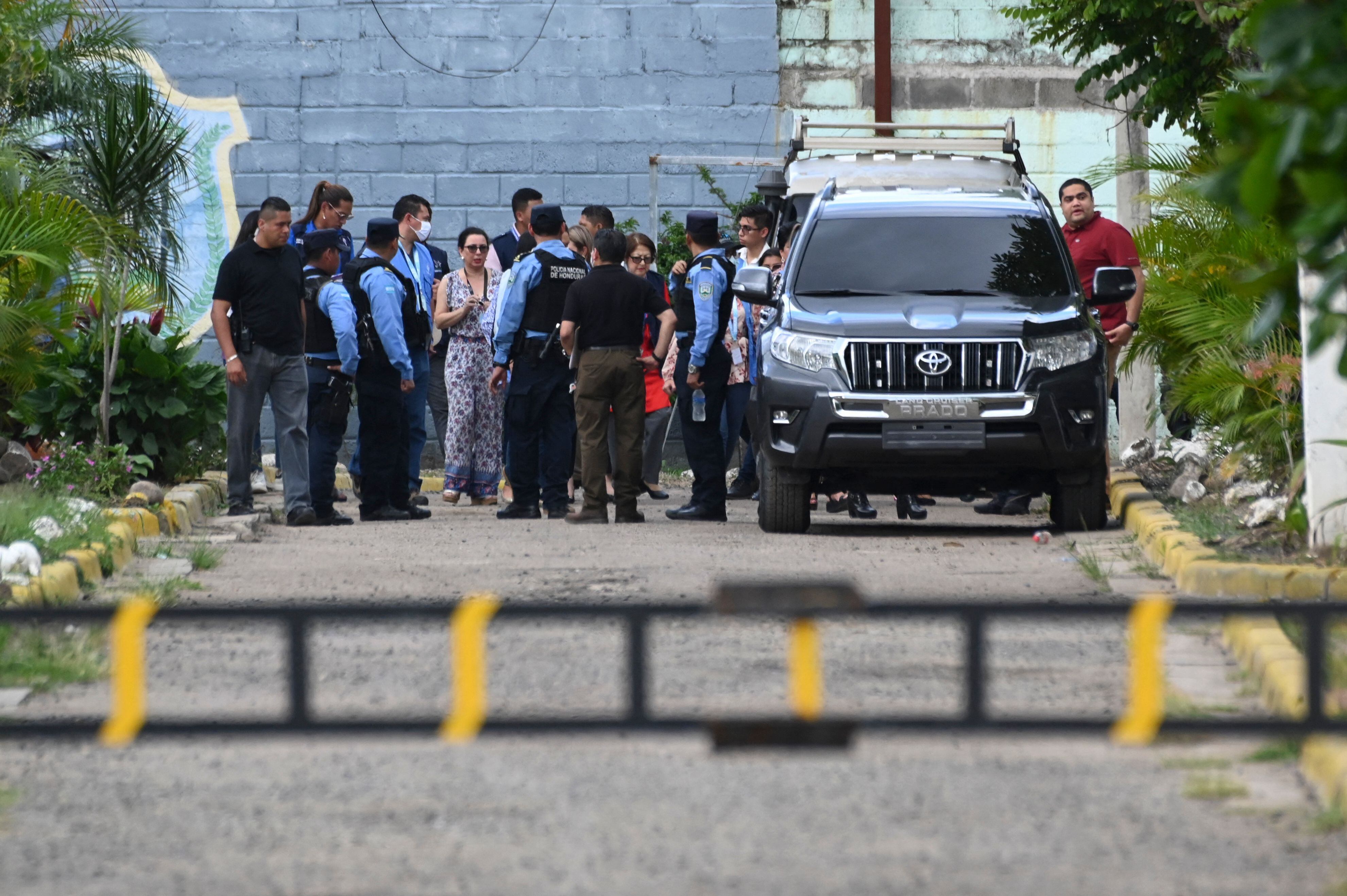 Autoridades hondureñas atendieron la emergencia que se dio este martes en un centro penal de mujeres. Integrantes de la mara Barrio 18 atacaron a sus rivales de la mara Salvatrucha. 