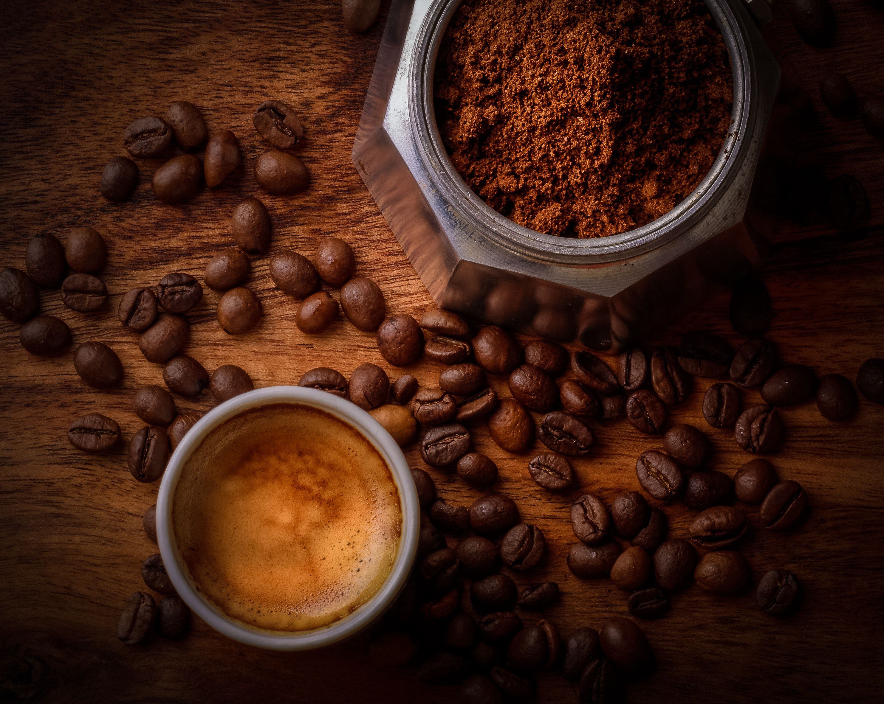 Aparte de disfrutarlo como bebida, el café tiene muchos usos tanto en grano entero como los desechos. 