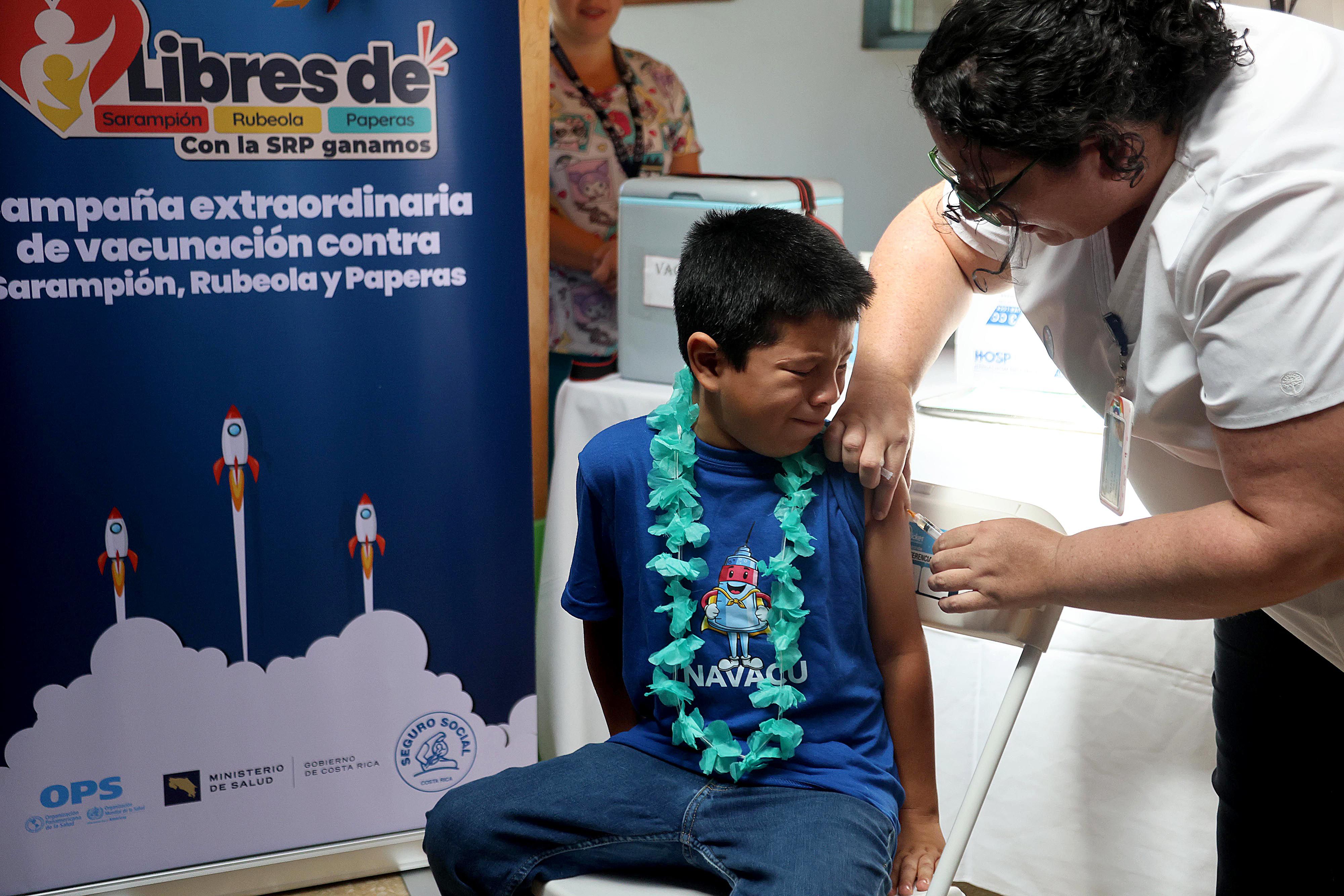 La jornada de vacunación extraordinaria contra sarampión (que incluye la protección contra rubéola y paperas), se inició en abril. Benyamin Brenes Calderón, de siete años, fue uno de los primeros en recibir la vacuna. Se la aplicó Amalia Piedra.