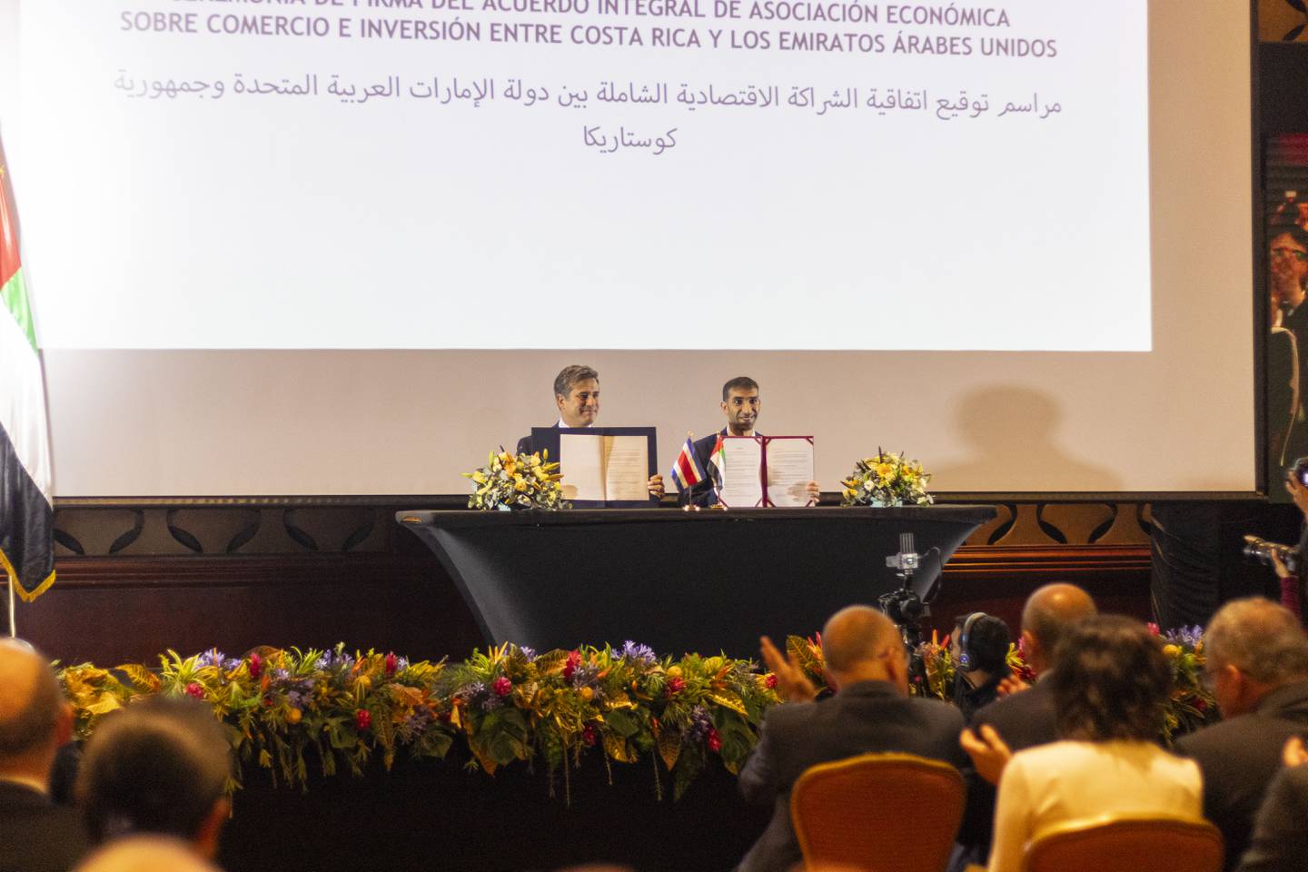 Ministro de Comercio exterior de los Emiratos Árabes Unidos, Dr. Thani bin Ahmed Al Zeyoudi junto al Ministro de Comercio Exteior de Costa Rica, Manuel TYovar Rivera
