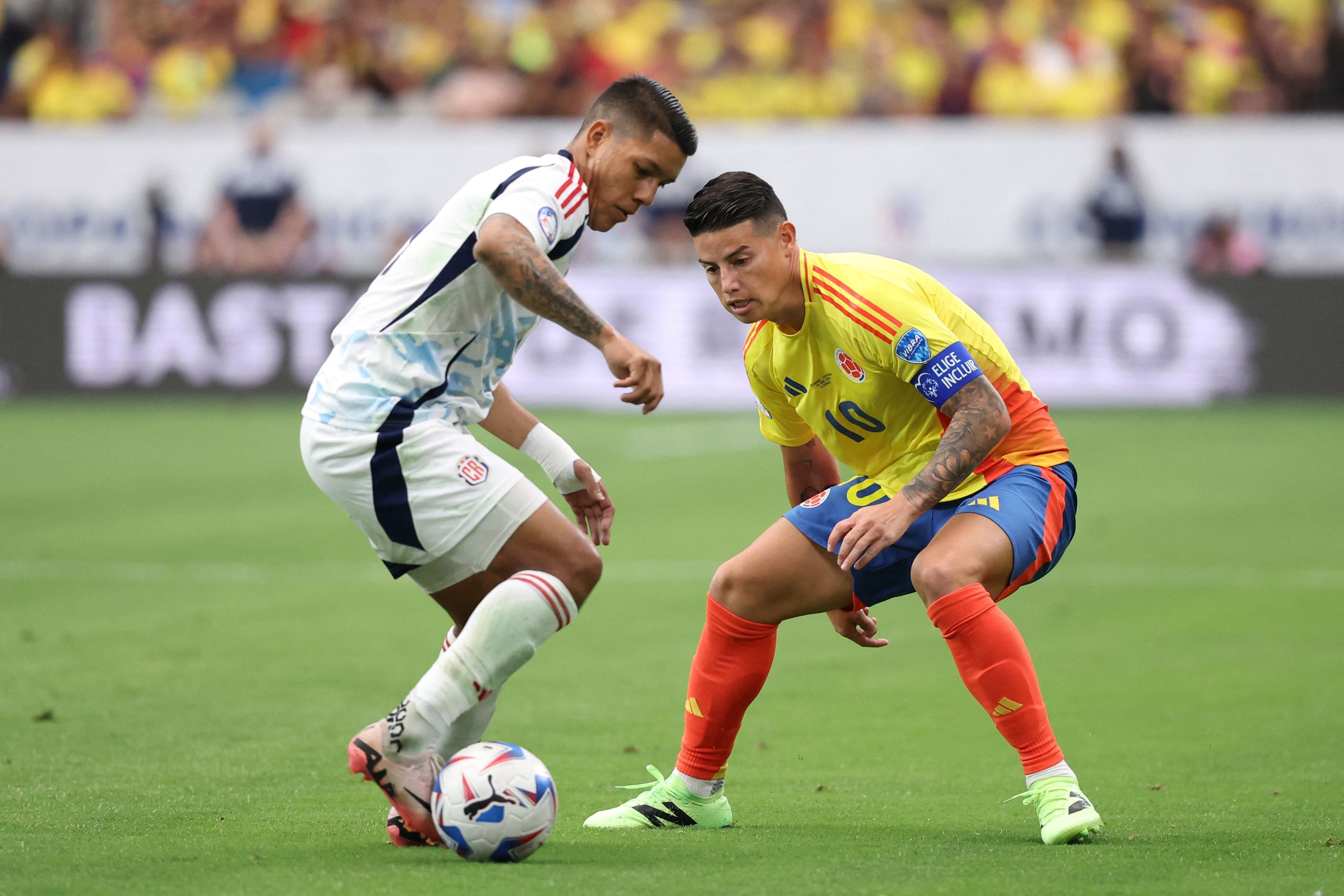 El volante nacional Orlando Galo controla el balón ante James Rodríguez, quien es uno de los jugadores históricos de la Selección de Colombia.  