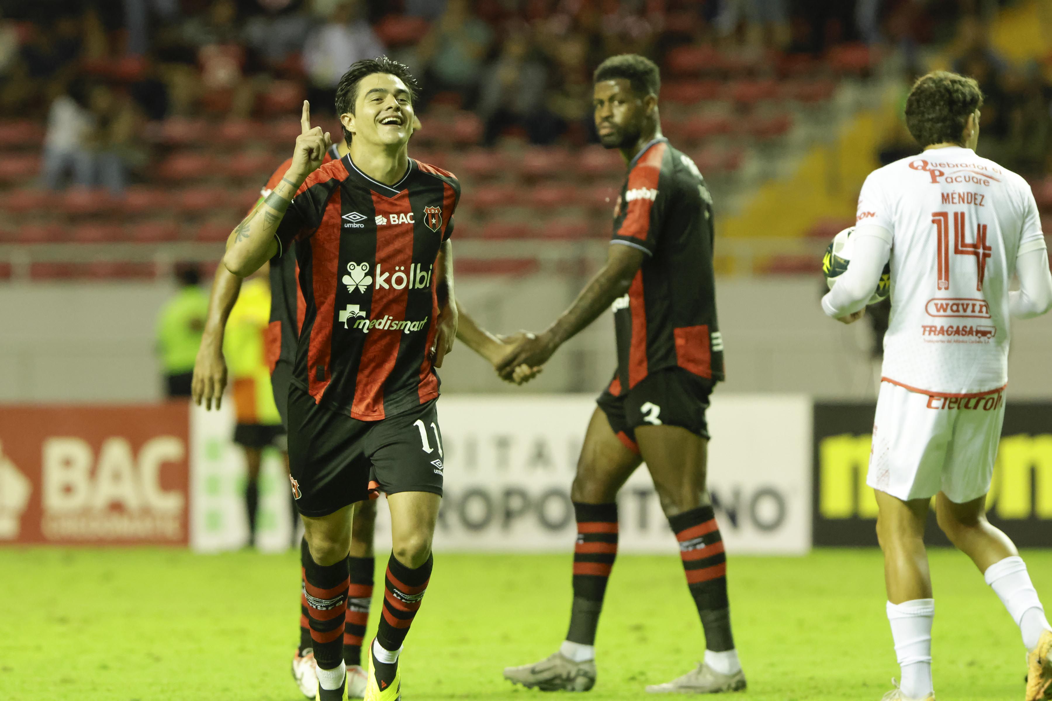 Diego Campos fue la figura de Alajuelense contra Santos, en la primera jornada del torneo. 