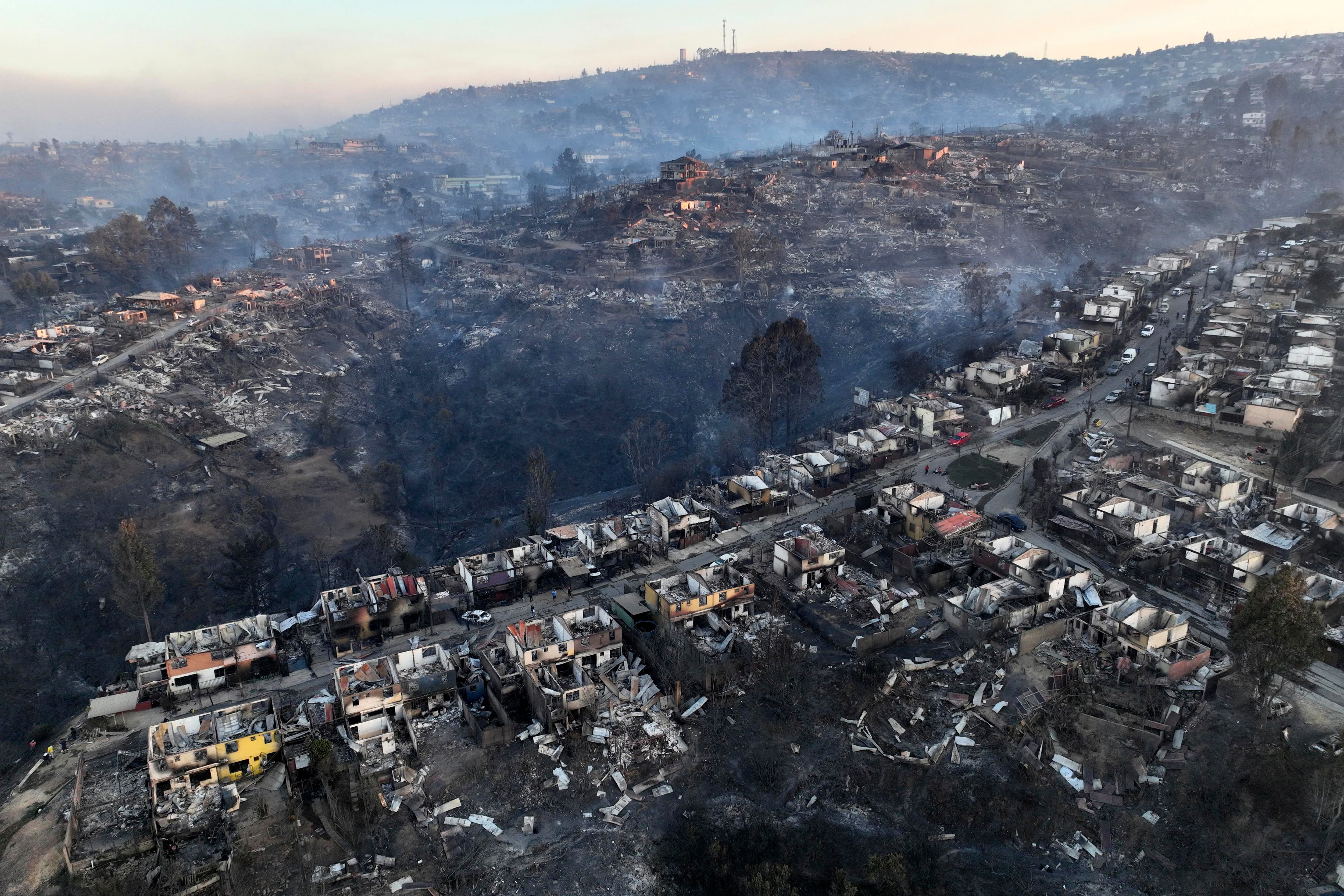 Bombero y trabajador forestal serían responsables por incendios que en febrero dejaron 137 fallecidos en Chile