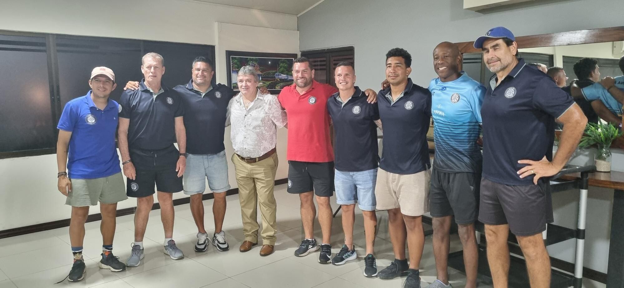 Óscar 'Machillo' Ramírez se reunió el sábado con el cuerpo técnico de Santa Ana FC, nuevo inquilino de la Primera División. Fotografía: Esteban Rodríguez
