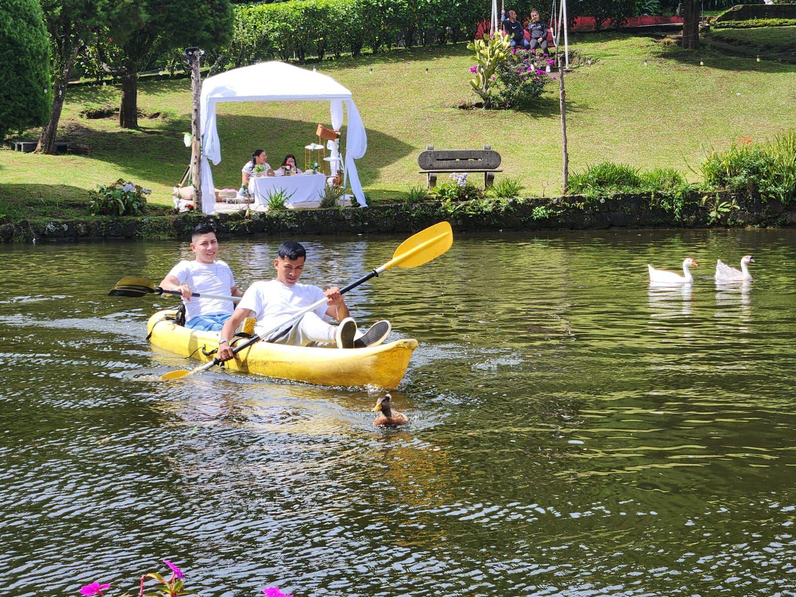 Por un precio de ₡1.000, usted podrá hacer kayak en Laguna de Plata, durante 15 minutos (Foto: Laguna de Plata)