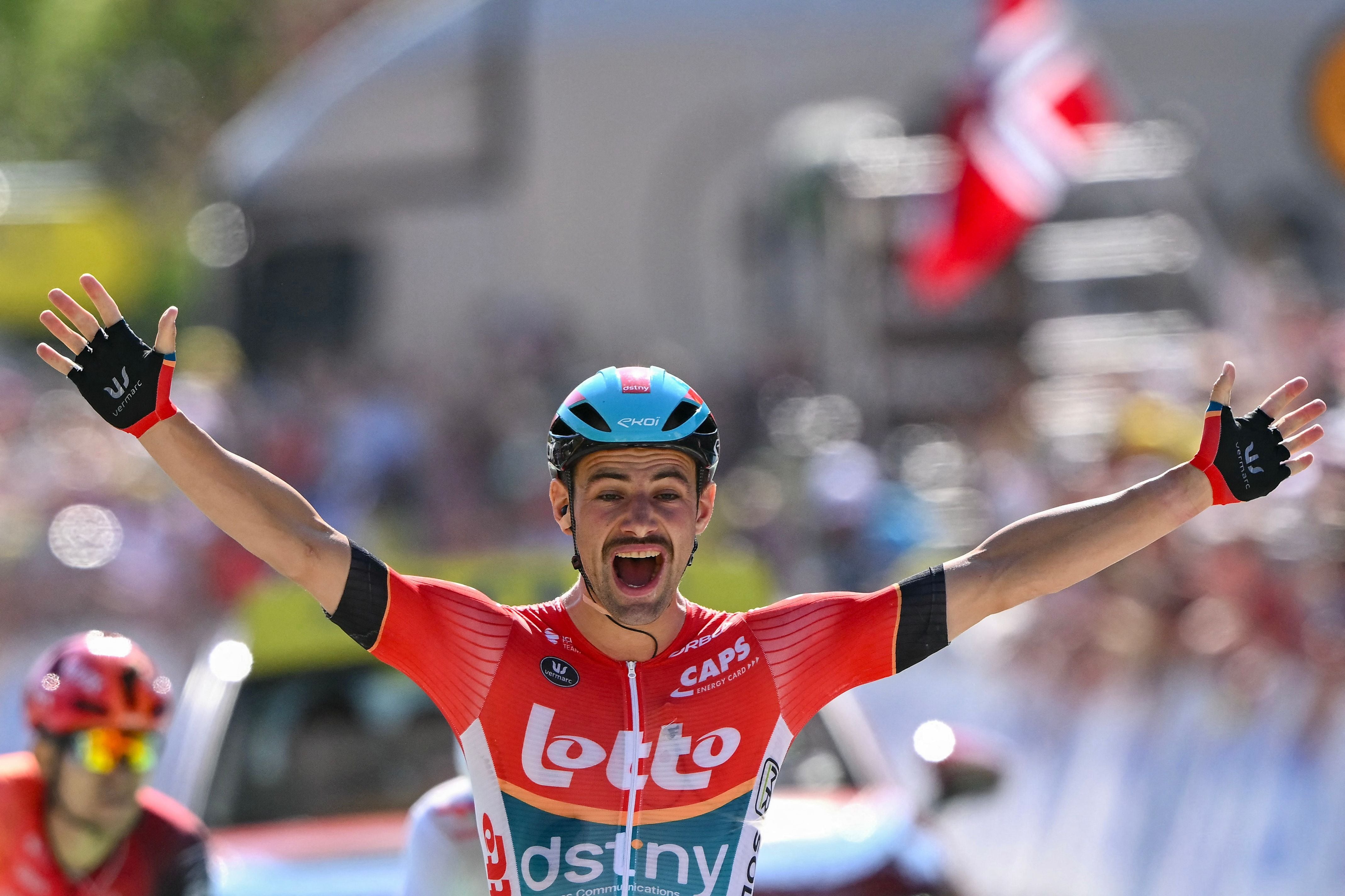 El belga Victor Campenaerts festeja al ingresar de primero a la meta, este jueves en el Tour de Francia.