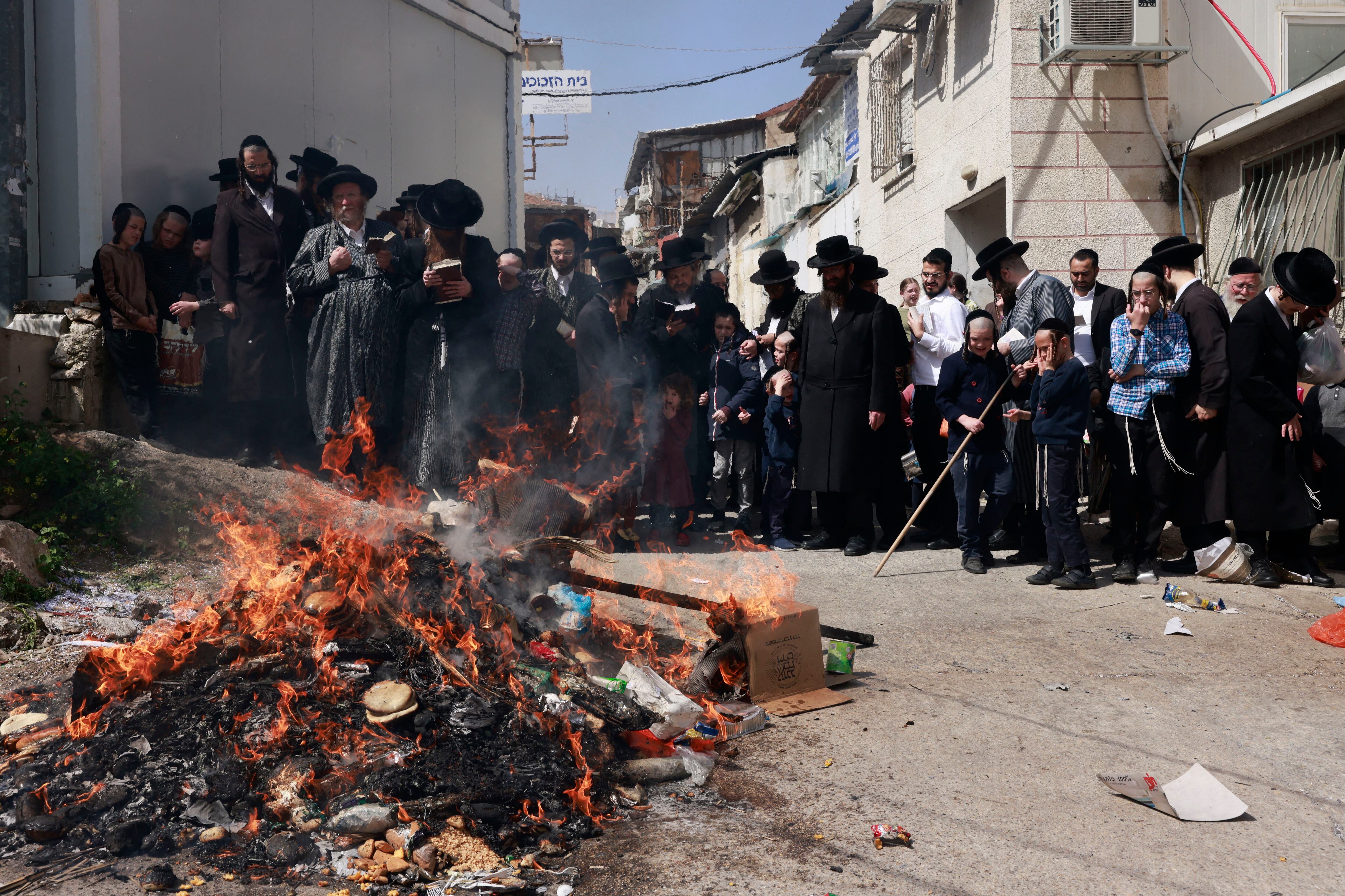 Hombres judíos ultraortodoxos queman artículos con levadura durante el ritual de Biur Jametz antes de la festividad de la Pascua en Jerusalén.