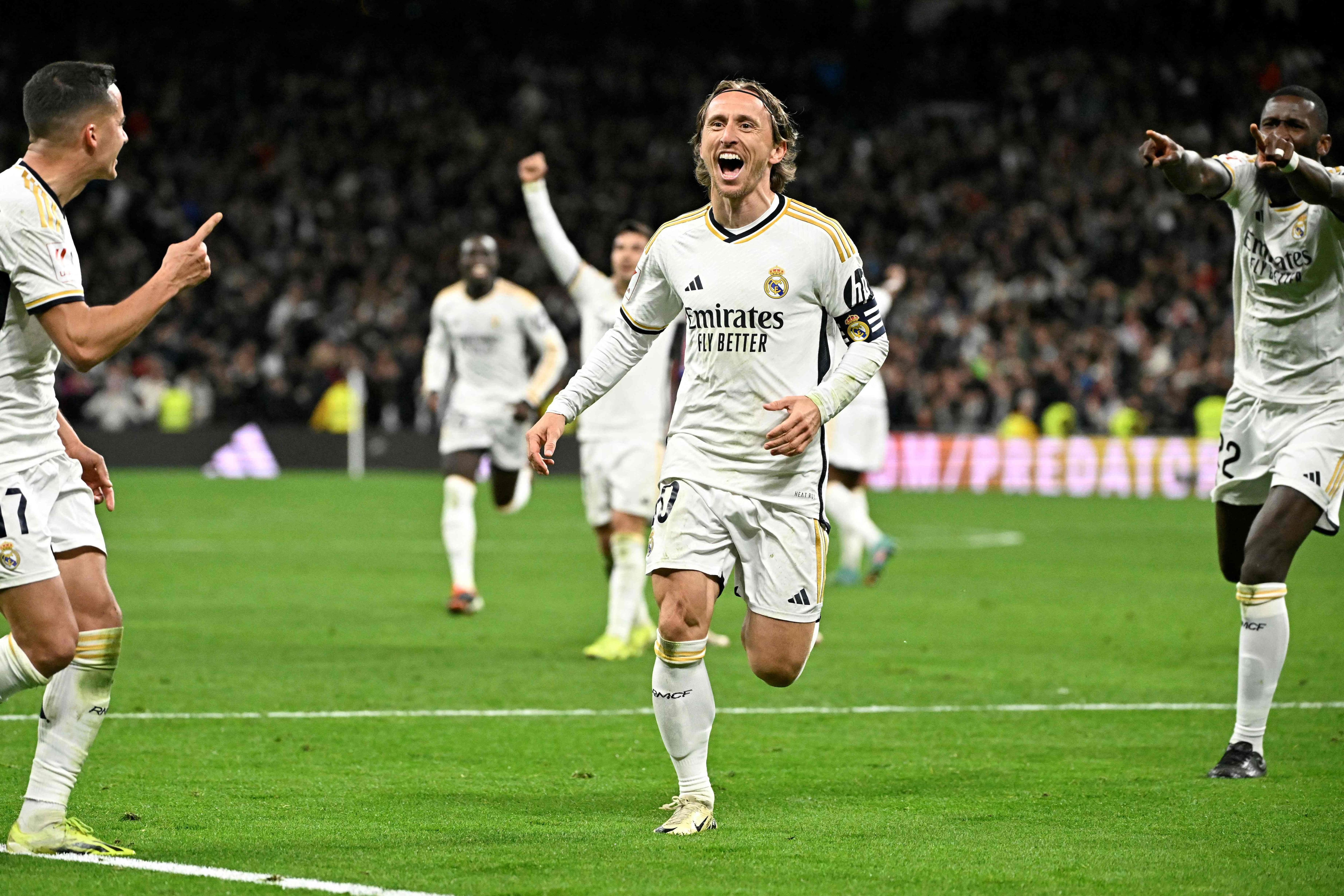Luka Modric extiende su contrato con el Real Madrid hasta 2025, sumando más éxitos a su destacada trayectoria en el club.