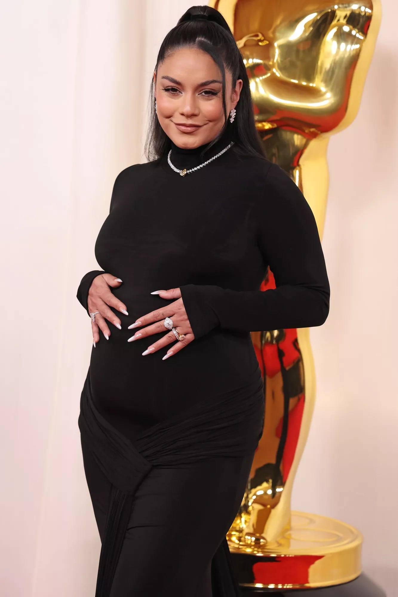 Vanessa Hudgens deslumbrando en los Óscar 2024 mientras muestra su embarazo. Foto: 'People'.