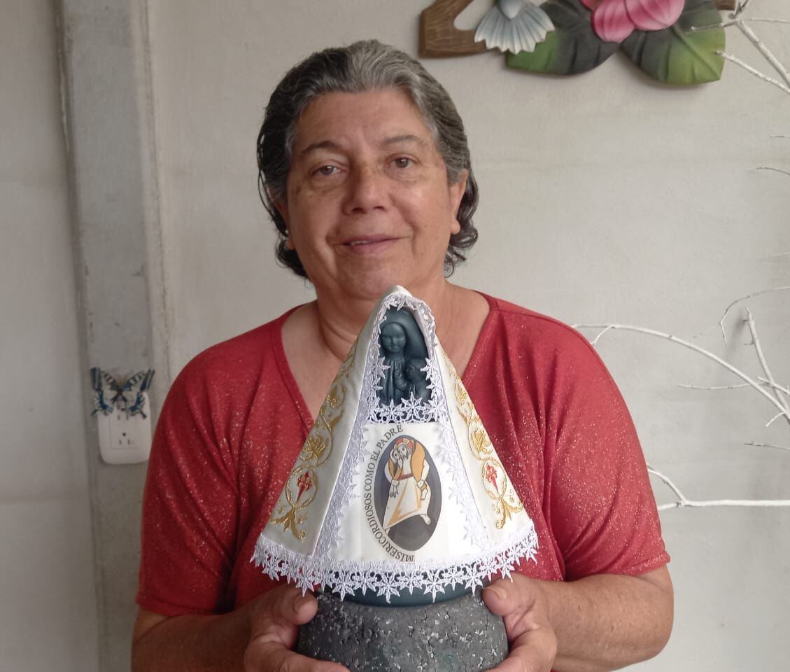 Doña Marlene Cordero es una fiel devota a la Virgen de los Ángeles. Desde hace 15 años, ella prepara piezas para llevar a la misa de la vestición.