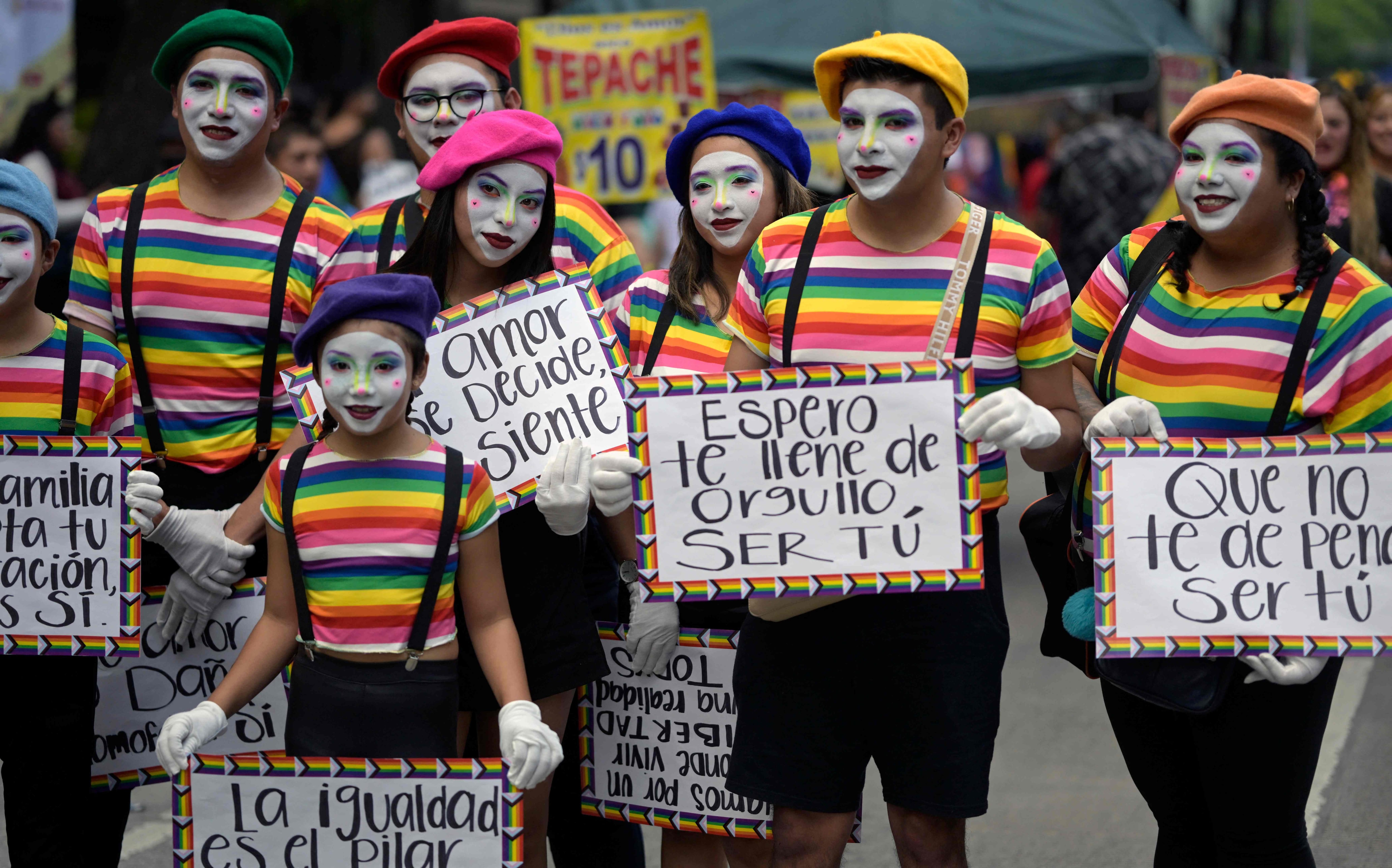 Un grupo de mimos se sumó a la marcha del Pride también por las calles de la avenida Reforma en la ciudad de Mexico.  Con pancartas mostraron varios mensajes de corte positivo.