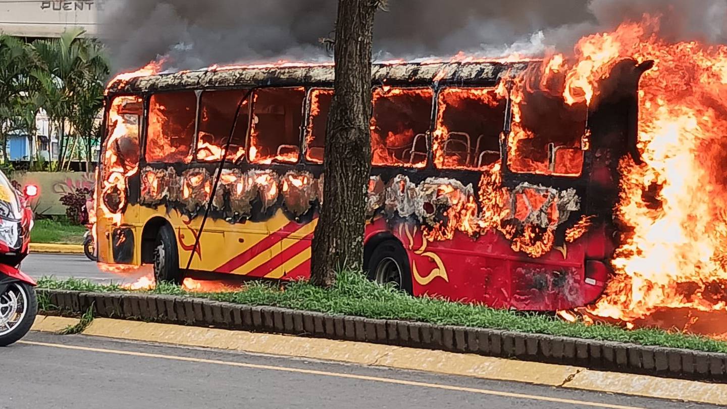 Bus se incendia cerca del puente Juan Pablo Segundo en La Uruca, Foto cortesía.