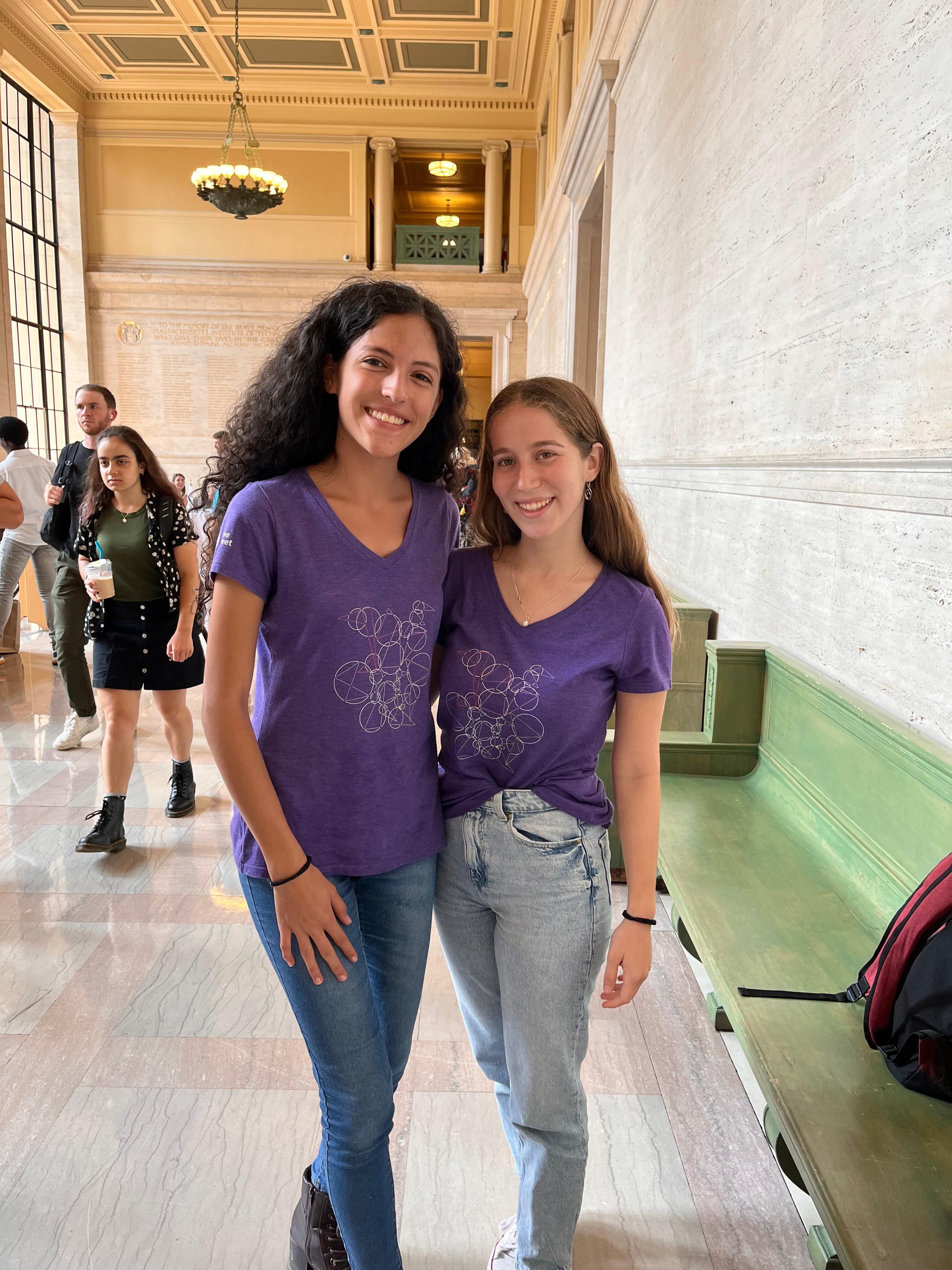 Kristel Acuña (izquierda) y Nicole Lipschitz fueron becadas en la prestigiosa universidad estadounidense MIT. Allí, en carreras diferentes, ambas aprovechan lo que les dieron las Olimpiadas de Matemáticas.

Fotografía: Cortesía