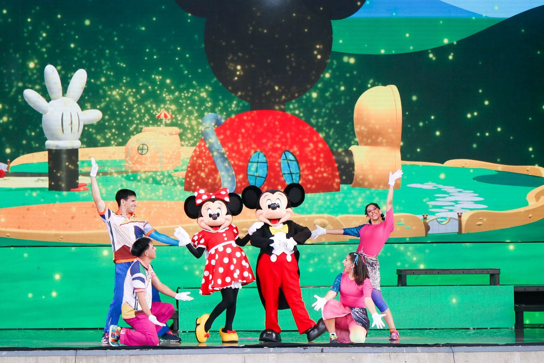 Los niños gritaron y se emocionaron al ver a Mickey y Minnie. Lilly Arce. 