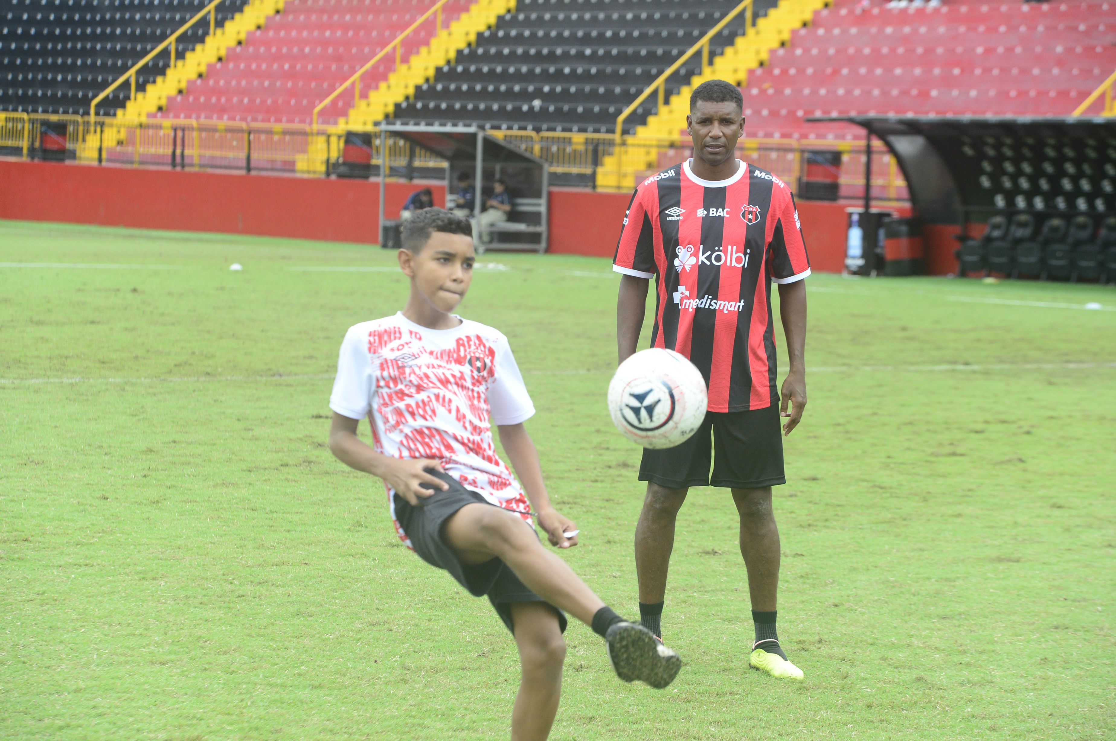 Kian Myrie tiene doce años y juega como lateral derecho y extremo con la U-13 de Liga Deportiva Alajuelense.