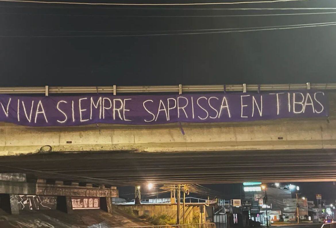 Aficionados de Saprissa colgaron una manta en uno de los principales puentes de Tibás. Los fanáticos se pronunciaron en contra de un nuevo estadio lejos de donde está hoy en día la Cueva.