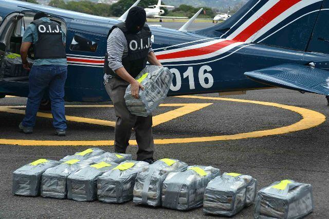 El transporte de la droga decomisada en puntos lejanos se hace por medio de aeronaves de Vigilancia Aérea. Foto: Archivo.