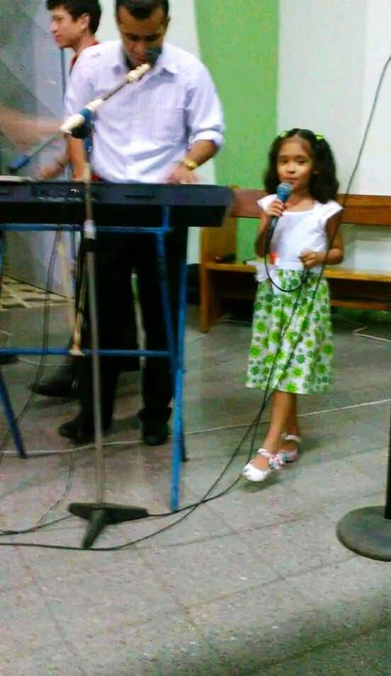Desde que tiene seis años, Jenny Gómez, de 'Nace una estrella', canta con su papá en misa. Foto: Cortesía