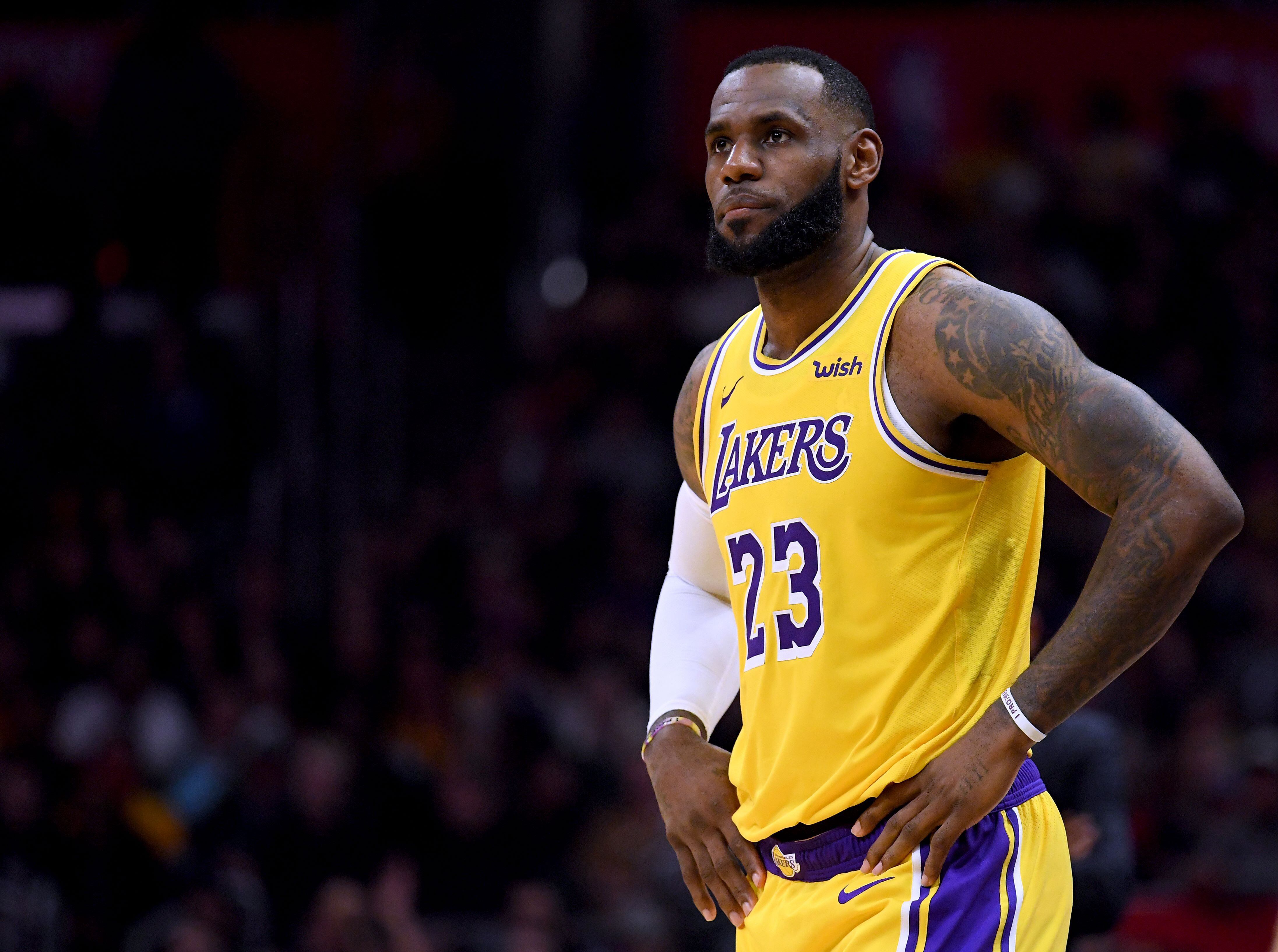 LeBron James y los Lakers se miden a Stephen Curry y los Warriors. 