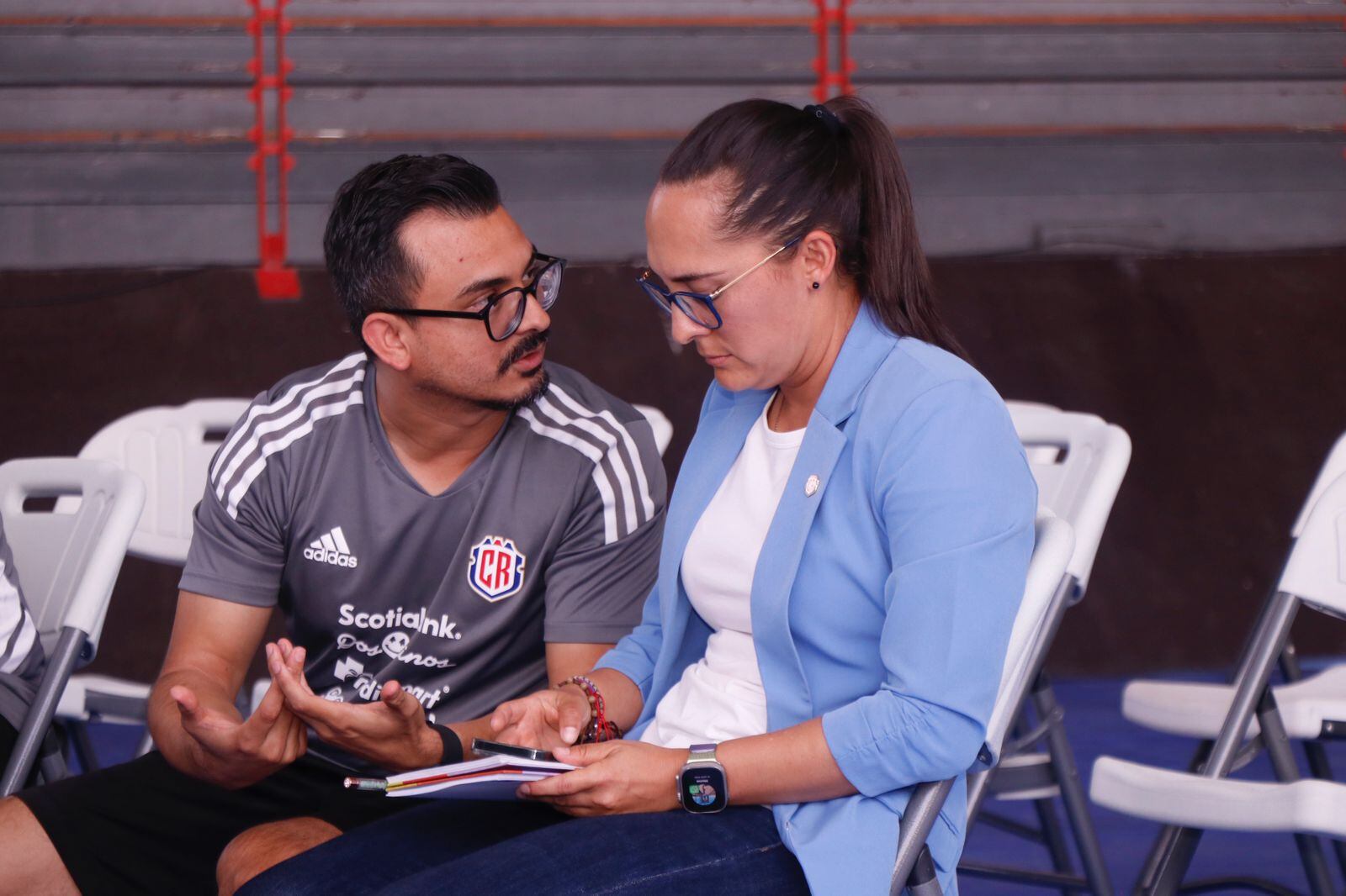 Amelia Valverde, entrenadora de la Selección Nacional, junto a Luis Diego Hernández, psicólogo deportivo. Foto Lilly Arce