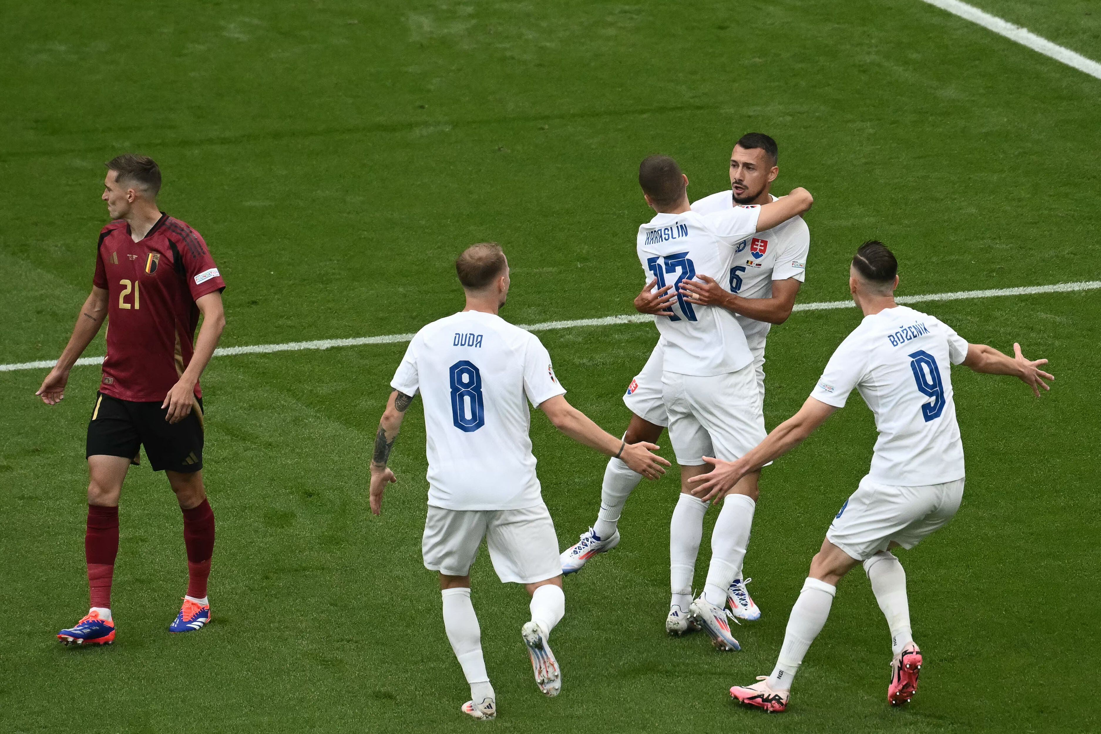 El jugador de Eslovaquia, Ivan Schranz celebró a lo grande con sus compañeros, tras marcar el gol del gane ante Bélgica, en el debut de ambas selecciones en la Eurocopa 2024. 