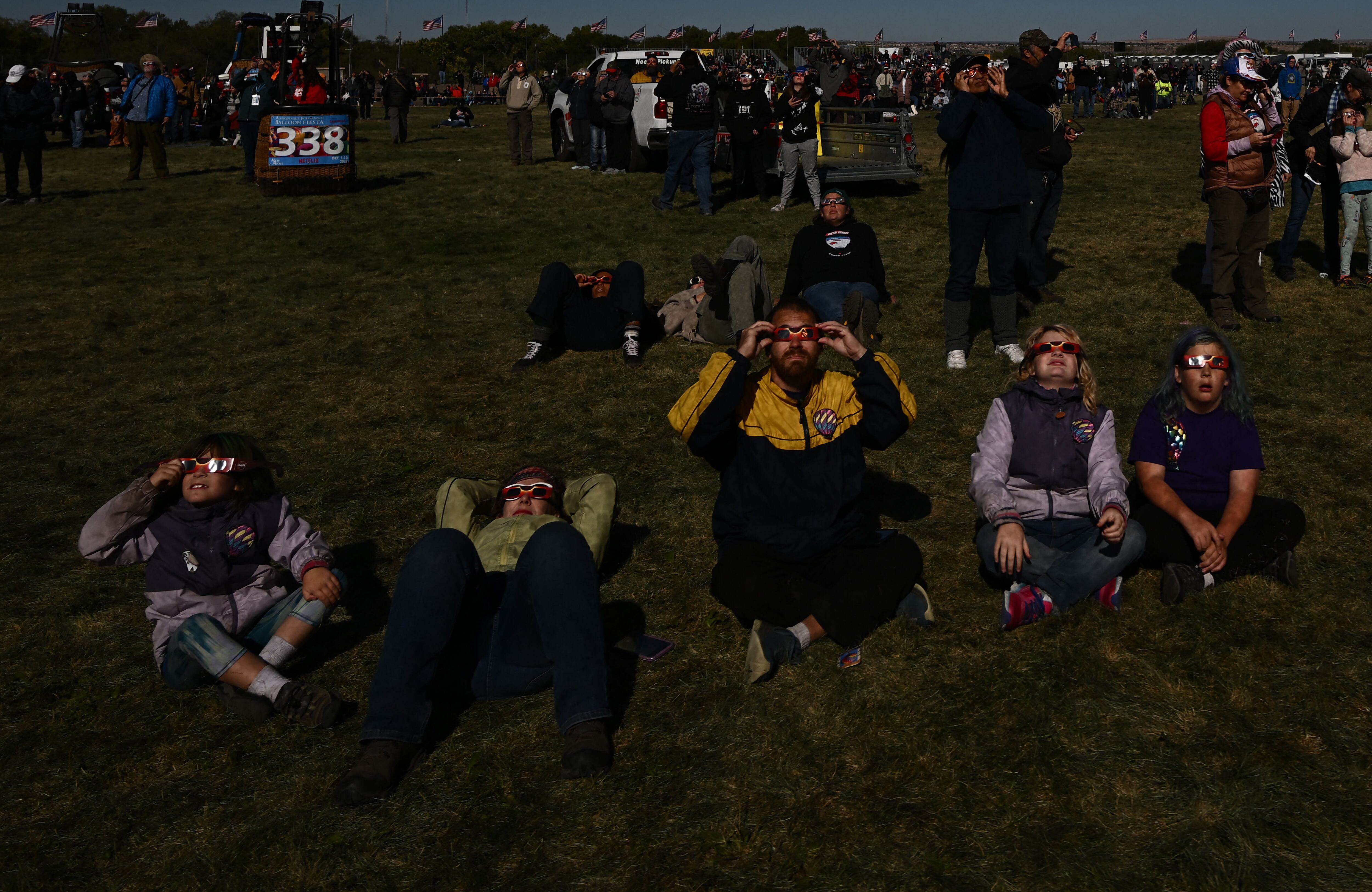 El eclipse solar atrae la atención de observadores ansiosos de todo el mundo.