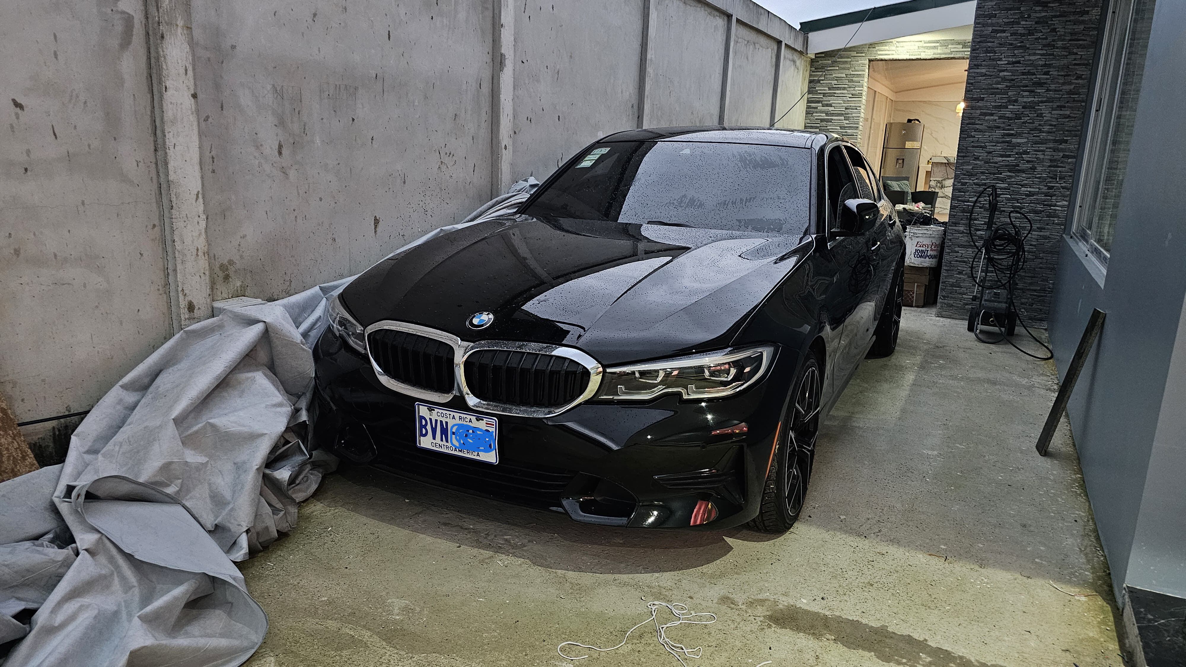 Este BMW decomisado a la banda está valorado en ¢27,8 millones y es blindado. Foto: Cortesía OIJ