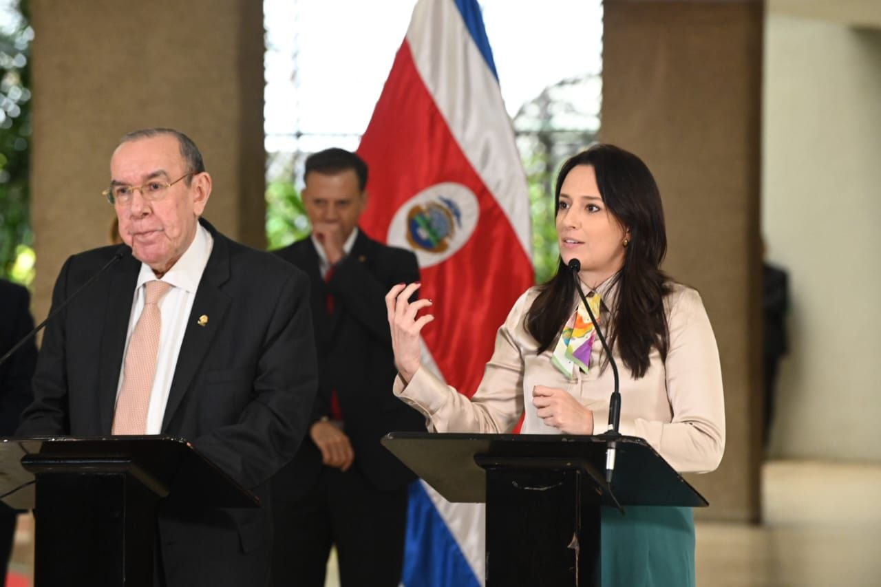 Rodrigo Arias, presidente legislativo, junto a la ministra de la Presidencia, Natalia Díaz, se refirieron a la propuesta de referéndum. Foto: 
