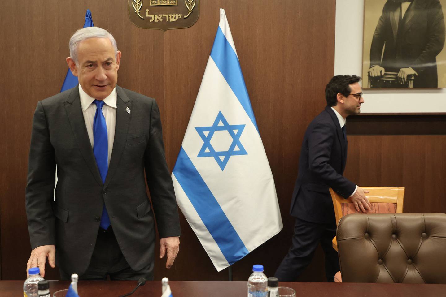 Benjamin Netanyahu, primer ministro de Israel, recibe constantes críticas del entorno político del país por la manera en la que se desarrolla la guerra contra Hamás en Gaza.  Foto: GIL COHEN-MAGEN / POOL / AFP)