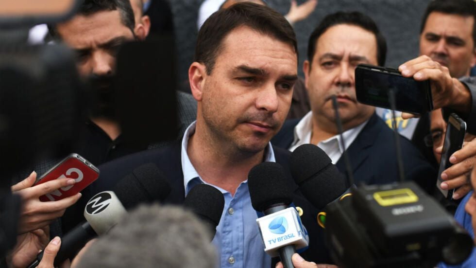 El senador, Flavio Bolsonaro, desacreditó la investigación de la Policía Federal barsileña, que señala al exdirector de la Abin y actual candidaato a la alcaldía de Rio de Janeiro, Alexandre Ramagem, como involucrado en una estructura paralela dentro de la agencia. Foto: Fabio Teixeira/AFP