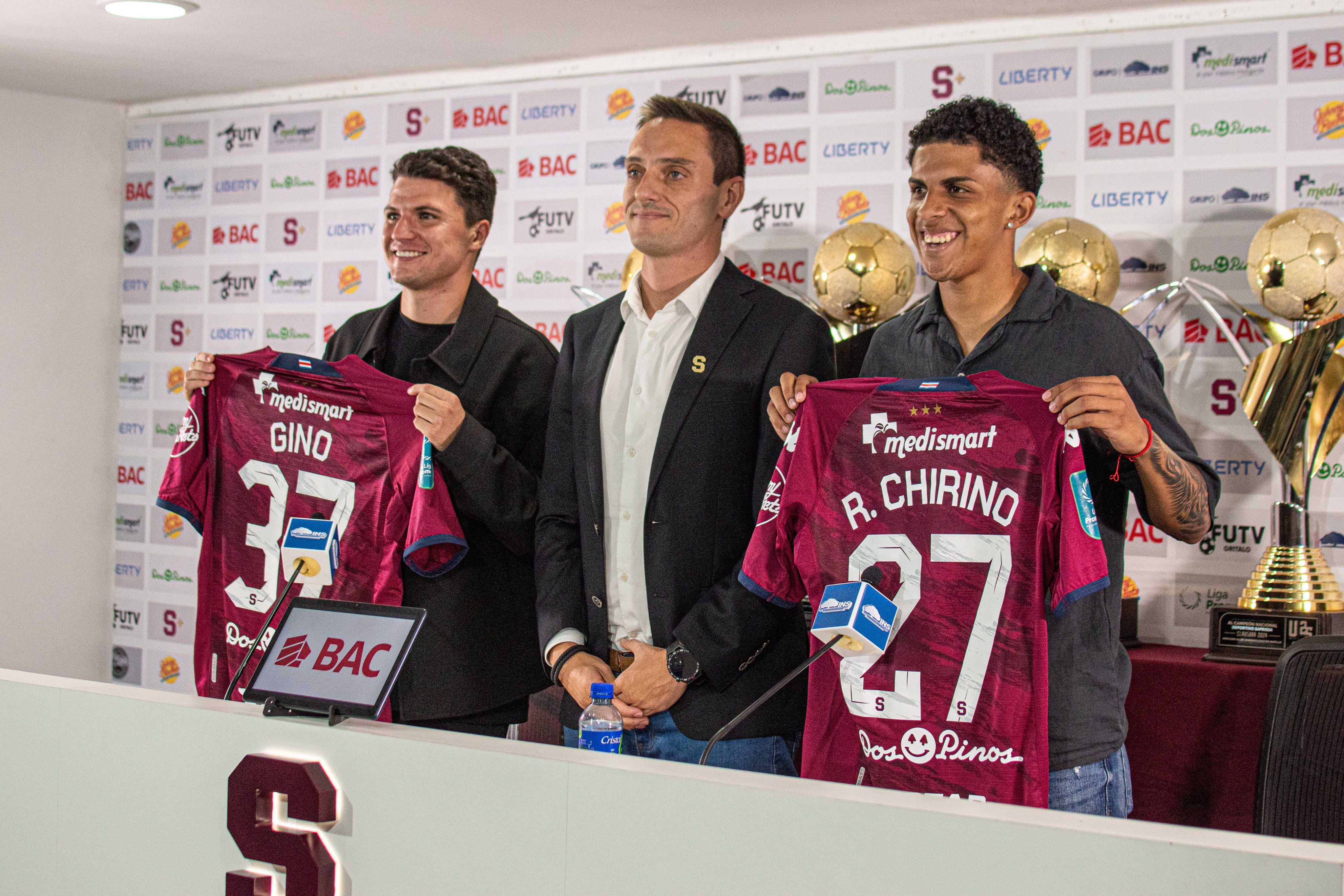 Sergio Gila, gerente deportivo del Deportivo Saprissa, durante la presentación de los dos refuerzos del club, Gino Vivi y Rachid Chirino.