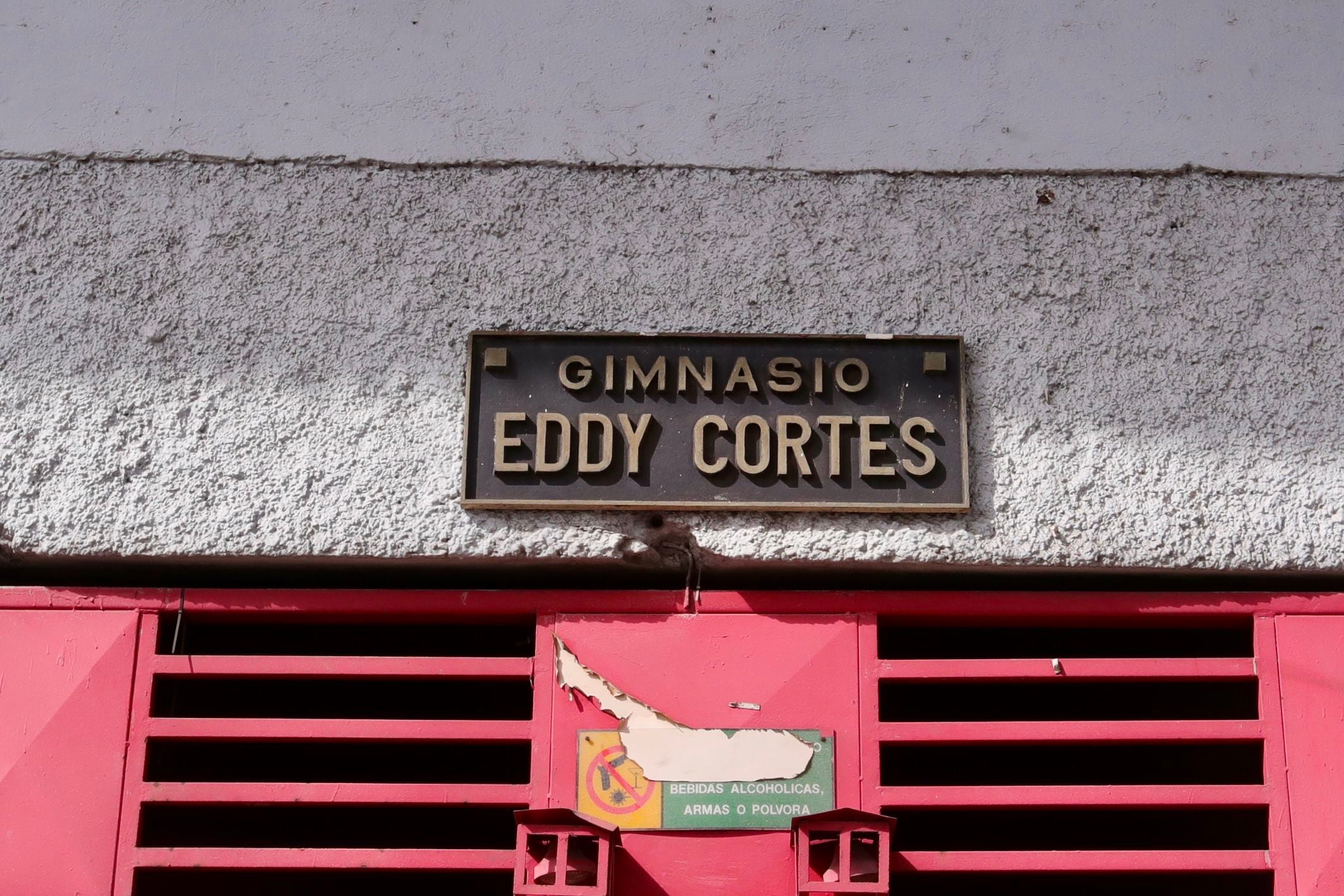 Esta es la pequeña placa con la que se confirma que el Gimnasio Nacional lleva el nombre del deportista Eddy Cortés.
