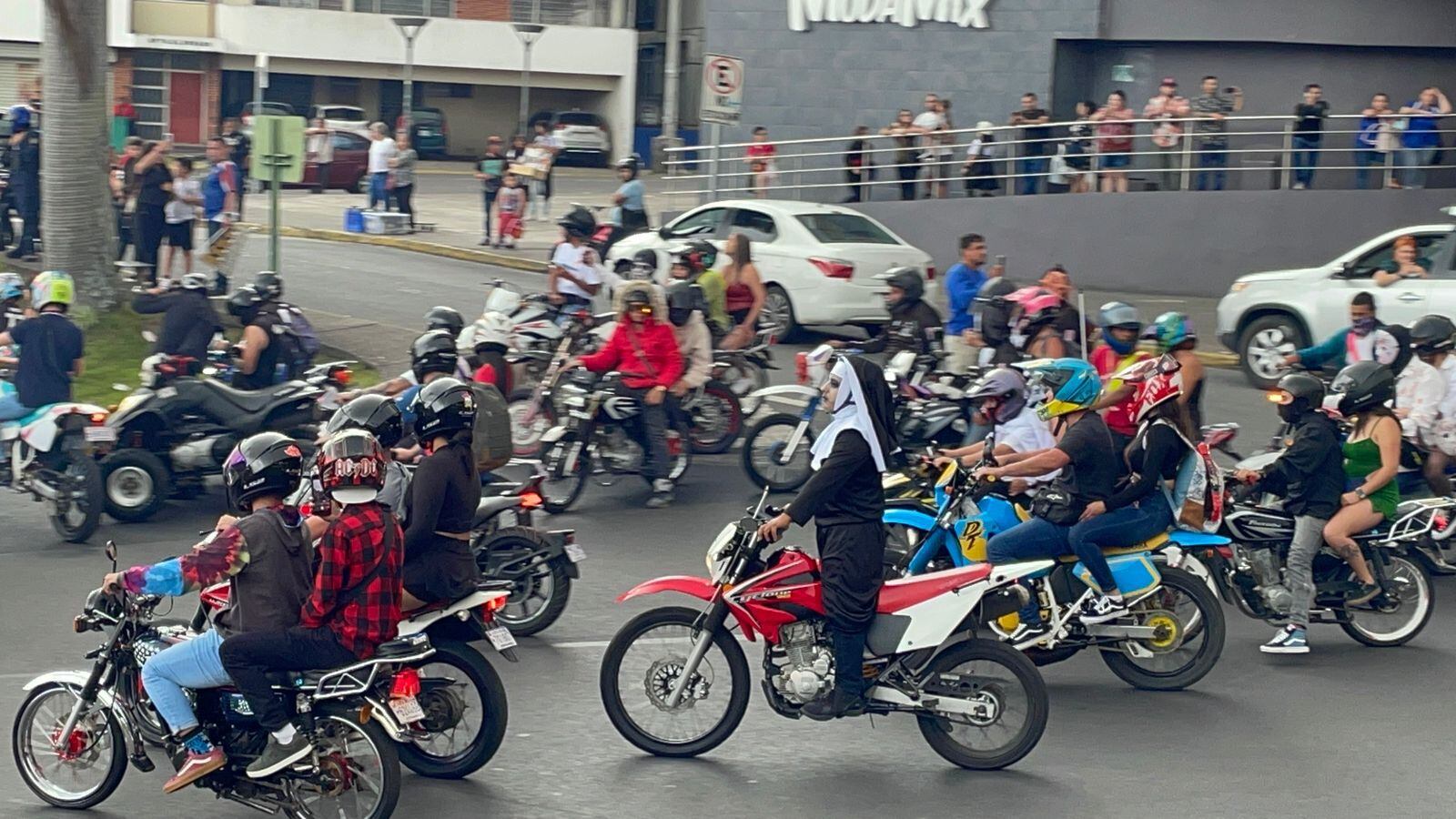 Así se veían los alrededores del Mall San Pedro la tarde de este domingo. Al parecer, los motociclistas ticos replican este tipo de caravanas que son comunes en México y Colombia.