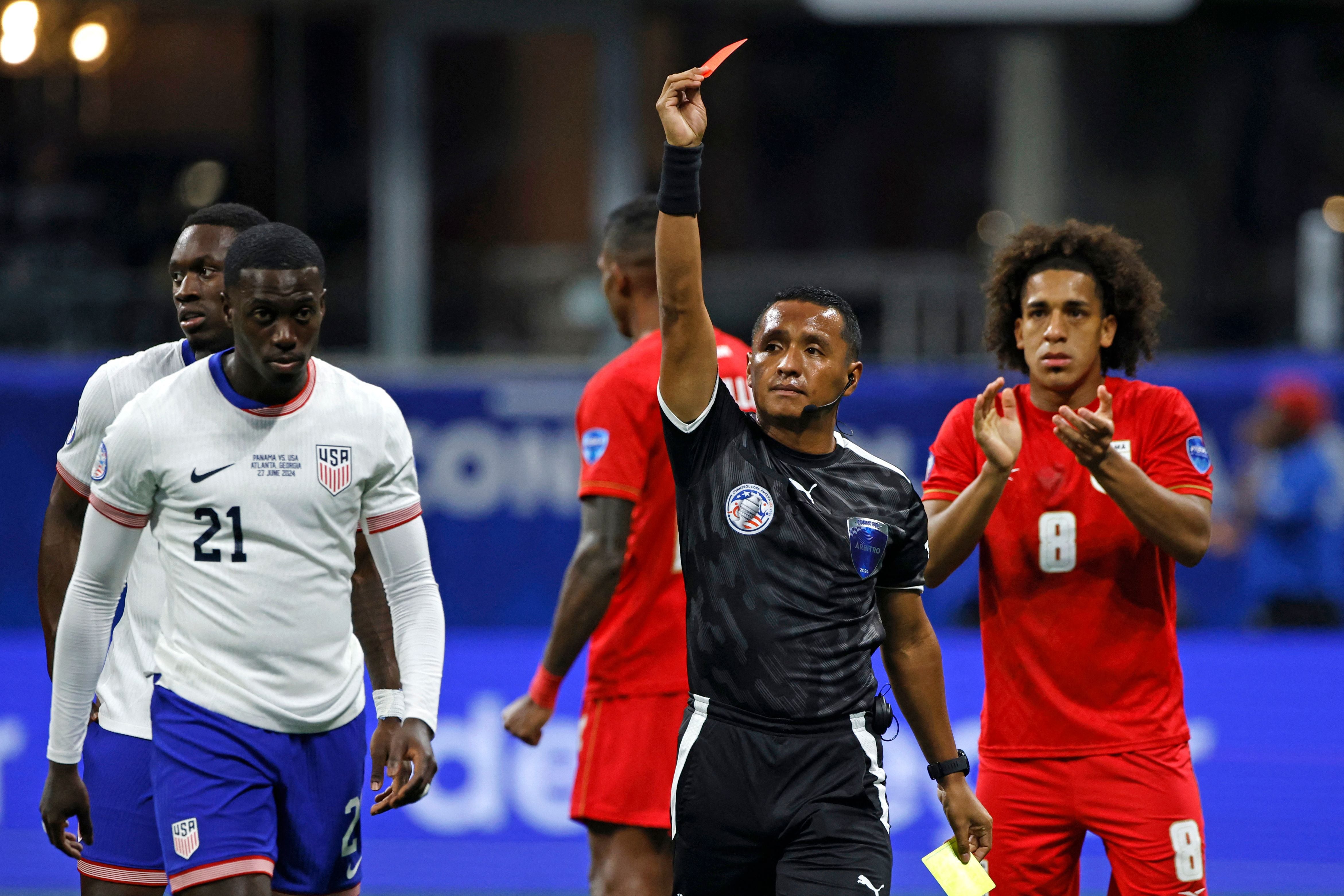 El árbitro salvadoreño Iván Barton le muestra la tarjeta roja a Tim Weah durante el partido entre Estados Unidos y Panamá en la Copa América, donde los canaleros se dejaron la victoria.