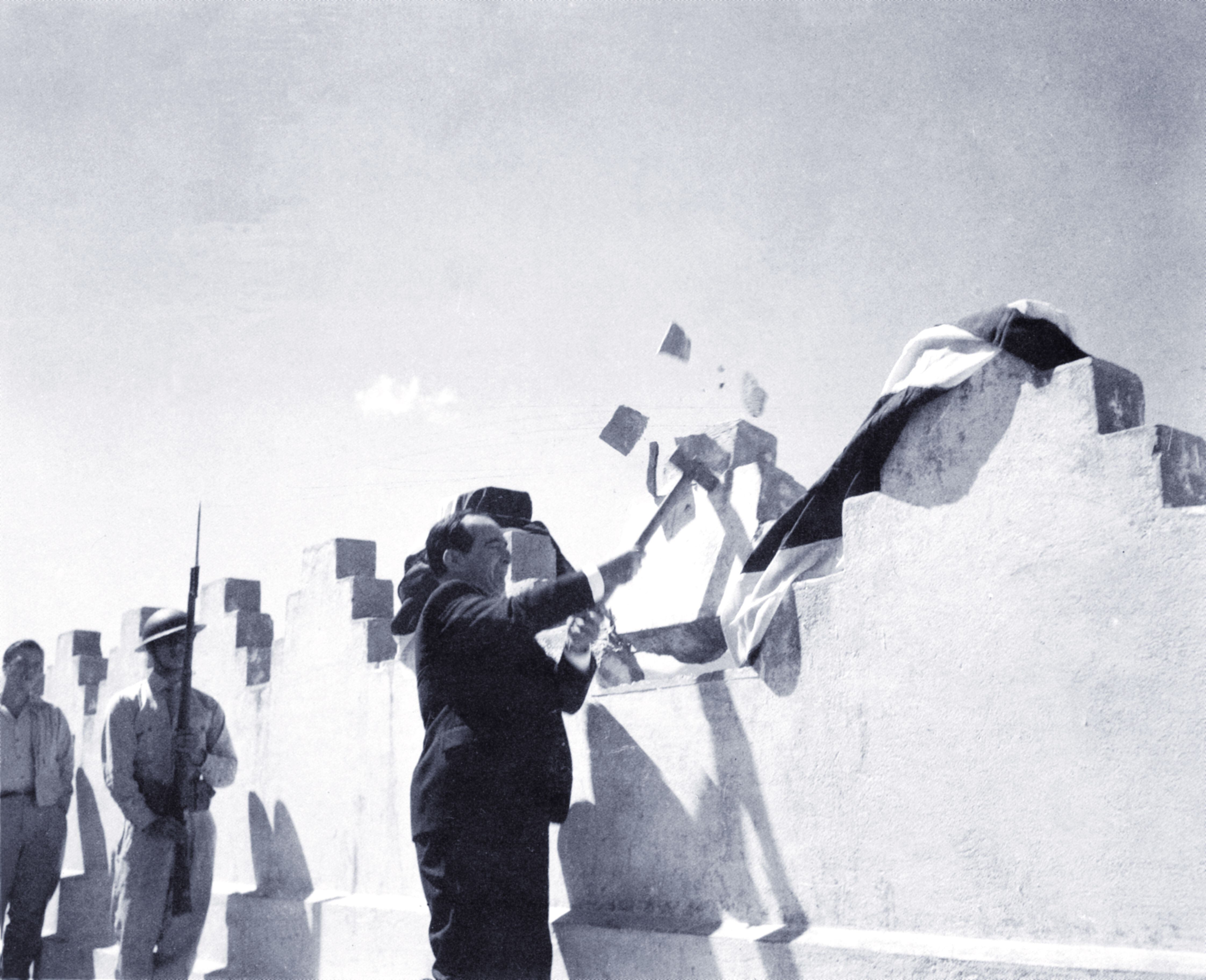Momento del mazazo histórico de José Figueres Ferrer simbolizando la abolición del ejército el 1. ° de diciembre de 1948. 