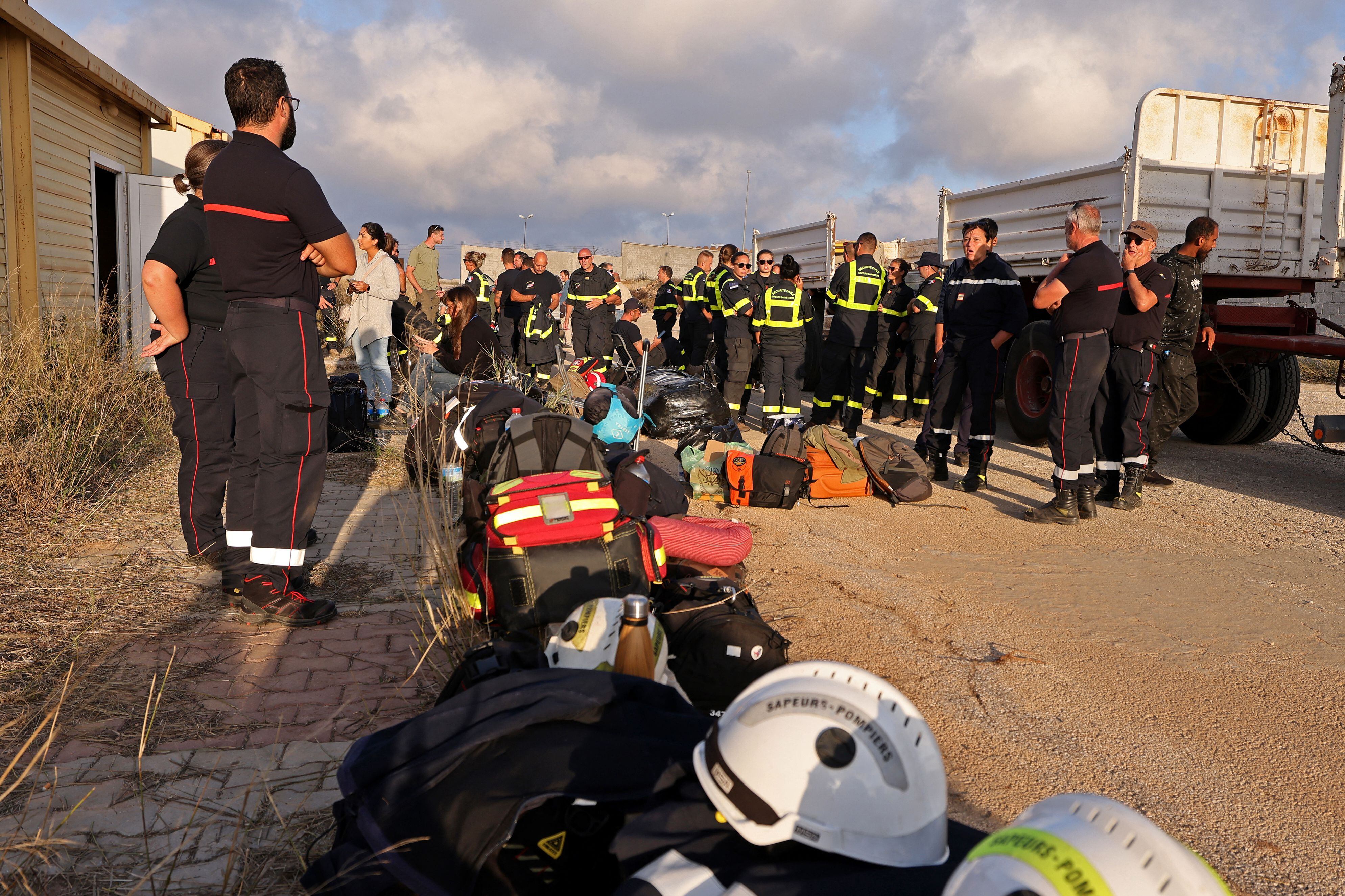 Los miembros del equipo de rescate francés se reúnen a su llegada al aeropuerto de al-Abraq en la ciudad de al-Bayda, en el este de Libia.