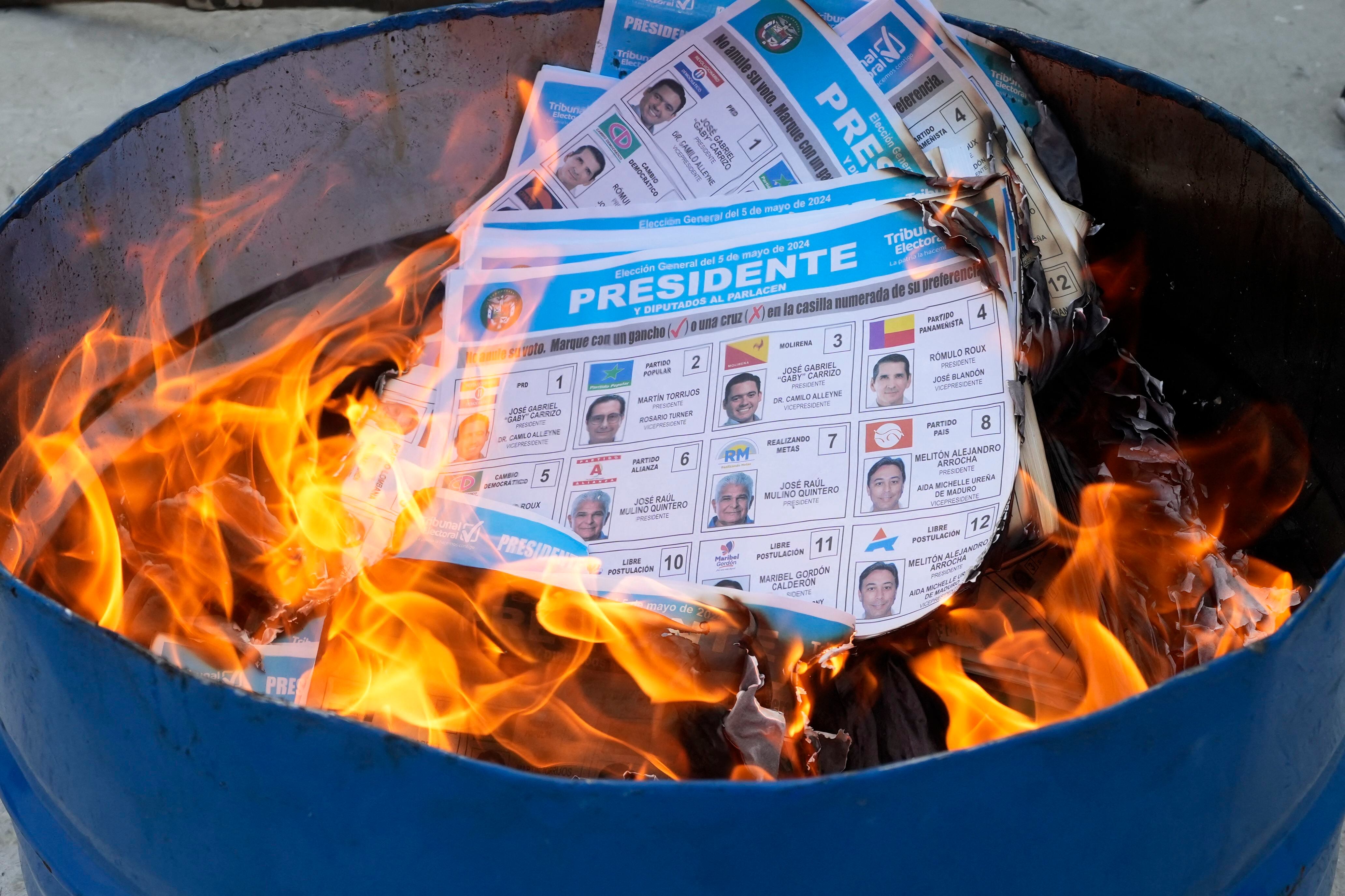 Las papeletas no utilizadas son quemadas por funcionarios electorales después del cierre de las estaciones de votación en la Ciudad de Panamá, el 5 de mayo, durante las elecciones presidenciales.





