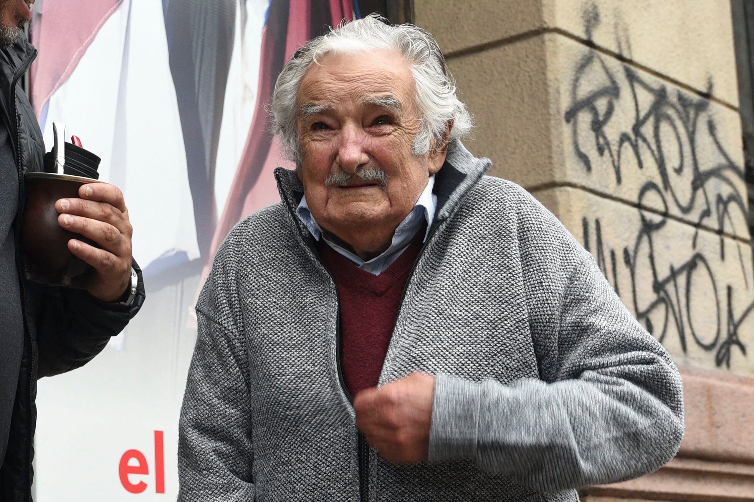 José Mujica, expresidente de Uruguay, enfrenta un desafío médico mientras su esposa, Lucía Topolansky, mantiene esperanzas en su recuperación. Foto: AFP